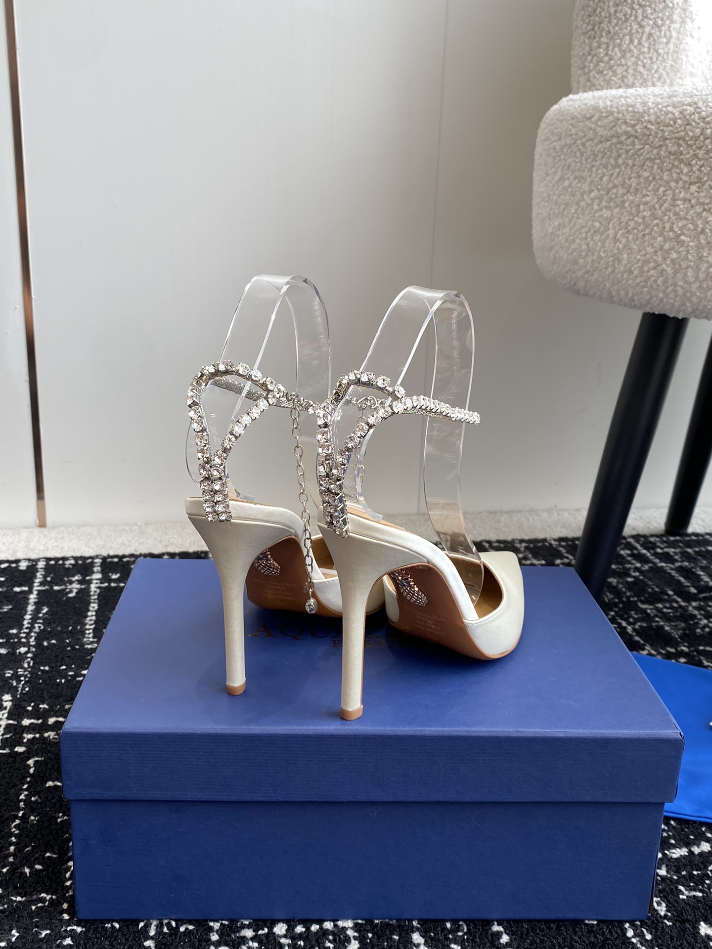 Aquazzura24ss惊艳火爆款菠萝王室贵族的钟爱雍容华贵气质高雅到手如图柜级品质进口真丝璀璨别致水