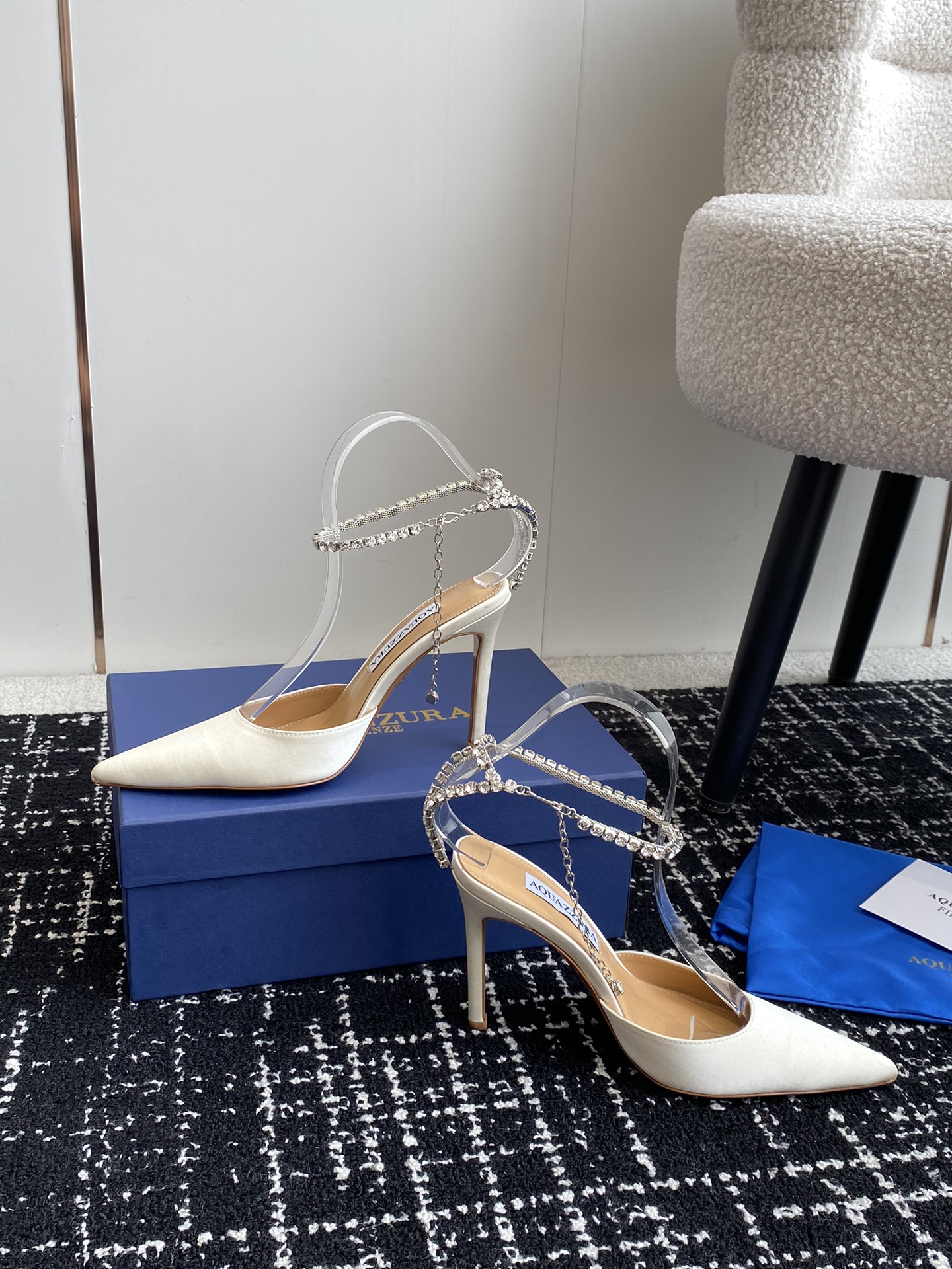 Aquazzura24ss惊艳火爆款菠萝王室贵族的钟爱雍容华贵气质高雅到手如图柜级品质进口真丝璀璨别致水