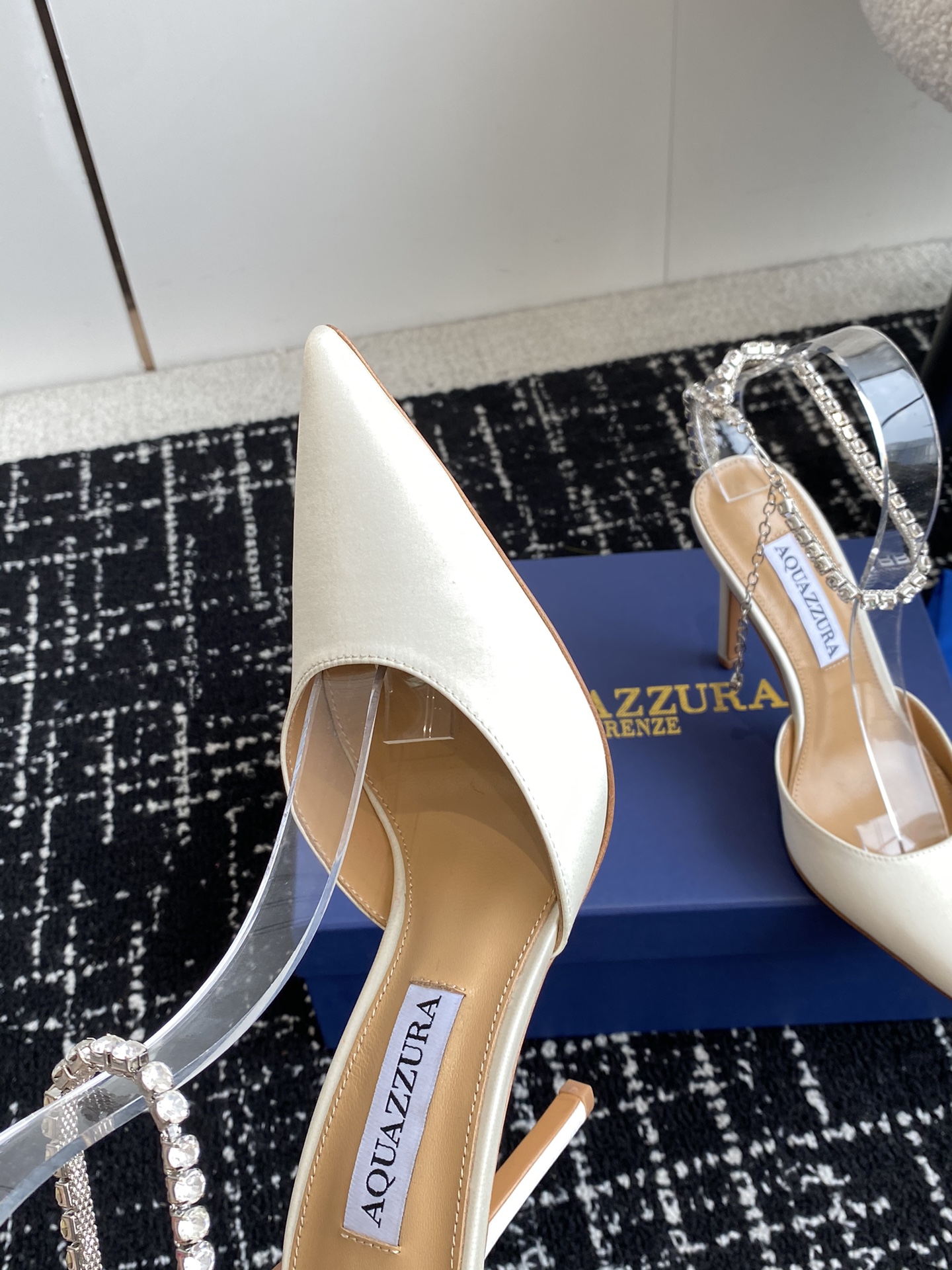 Aquazzura24ss惊艳火爆款菠萝王室贵族的钟爱雍容华贵气质高雅到手如图柜级品质进口真丝璀璨别致水