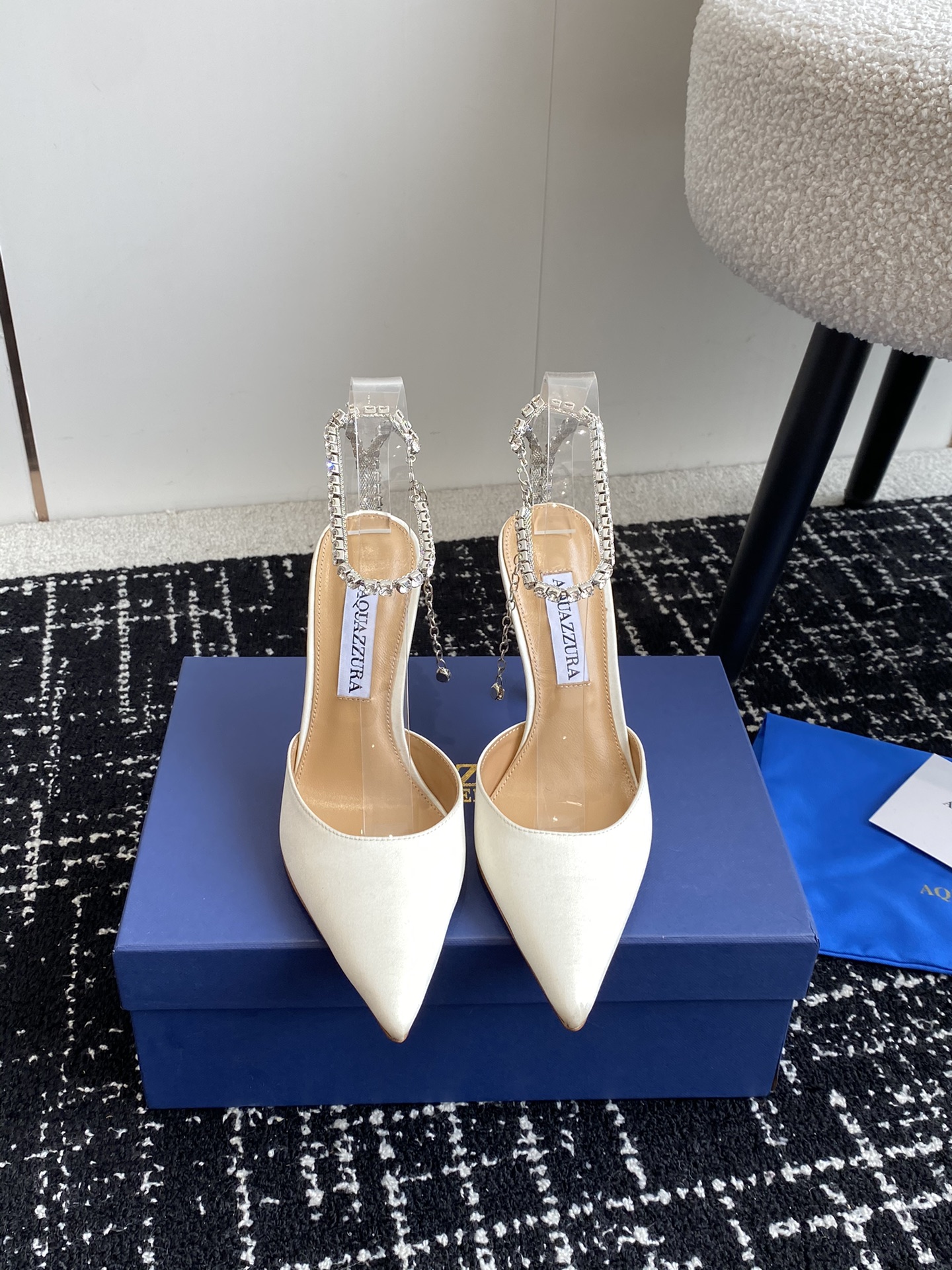 Aquazzura24ss惊艳火爆款菠萝王室贵族的钟爱雍容华贵气质高雅到手如图柜级品质进口真丝璀璨别致水