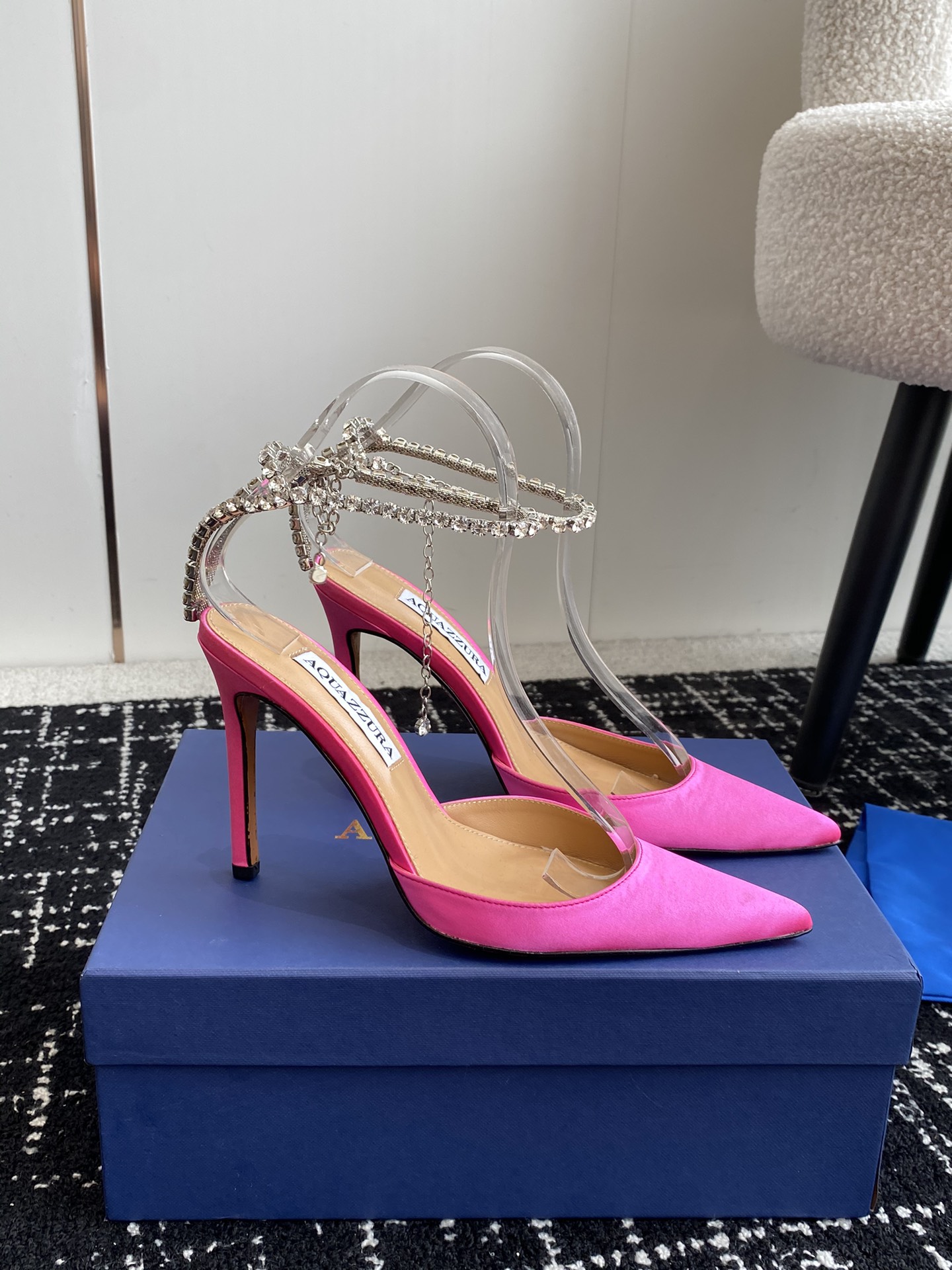 Aquazzura24ss惊艳火爆款菠萝王室贵族的钟爱雍容华贵气质高雅到手如图柜级品质进口真丝璀璨别致水