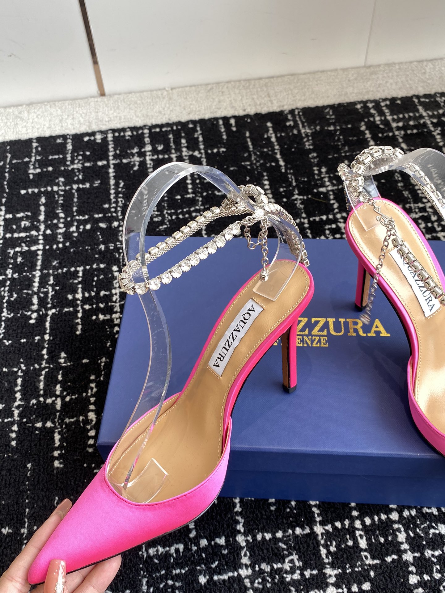 Aquazzura24ss惊艳火爆款菠萝王室贵族的钟爱雍容华贵气质高雅到手如图柜级品质进口真丝璀璨别致水