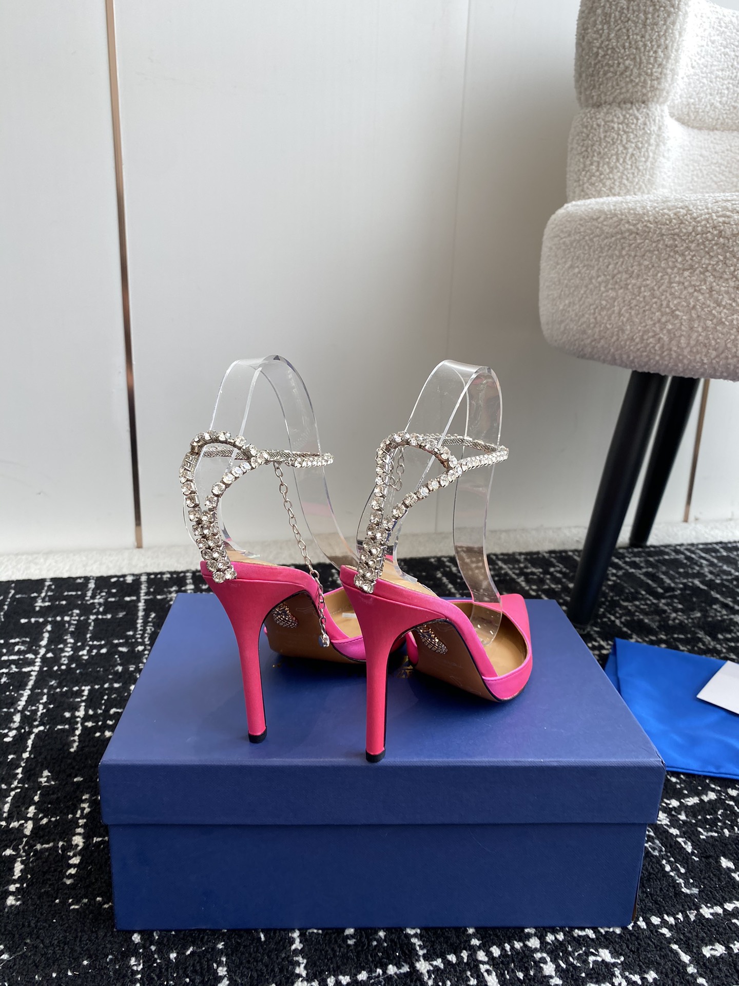 Aquazzura24ss惊艳火爆款菠萝王室贵族的钟爱雍容华贵气质高雅到手如图柜级品质进口真丝璀璨别致水