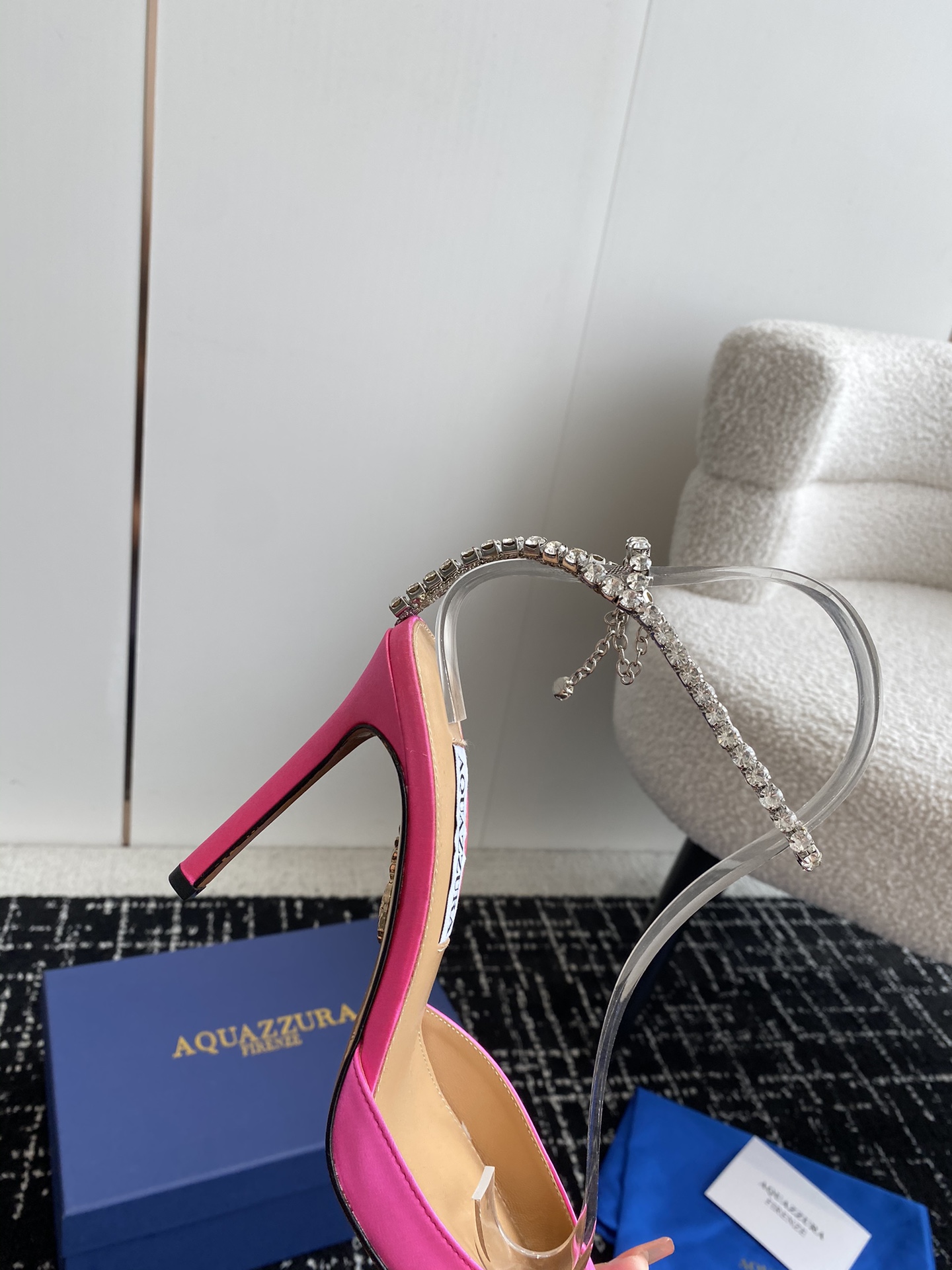 Aquazzura24ss惊艳火爆款菠萝王室贵族的钟爱雍容华贵气质高雅到手如图柜级品质进口真丝璀璨别致水