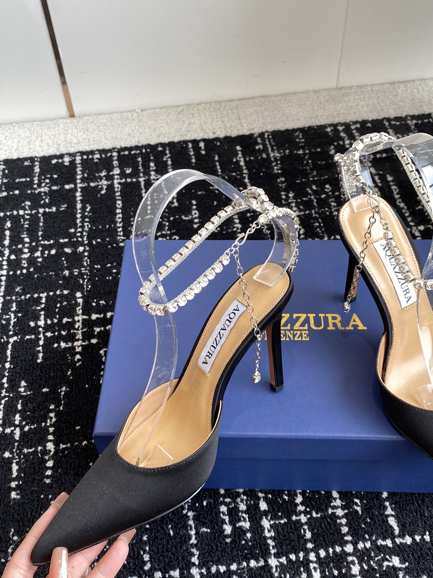 Aquazzura24ss惊艳火爆款菠萝王室贵族的钟爱雍容华贵气质高雅到手如图柜级品质进口真丝璀璨别致水