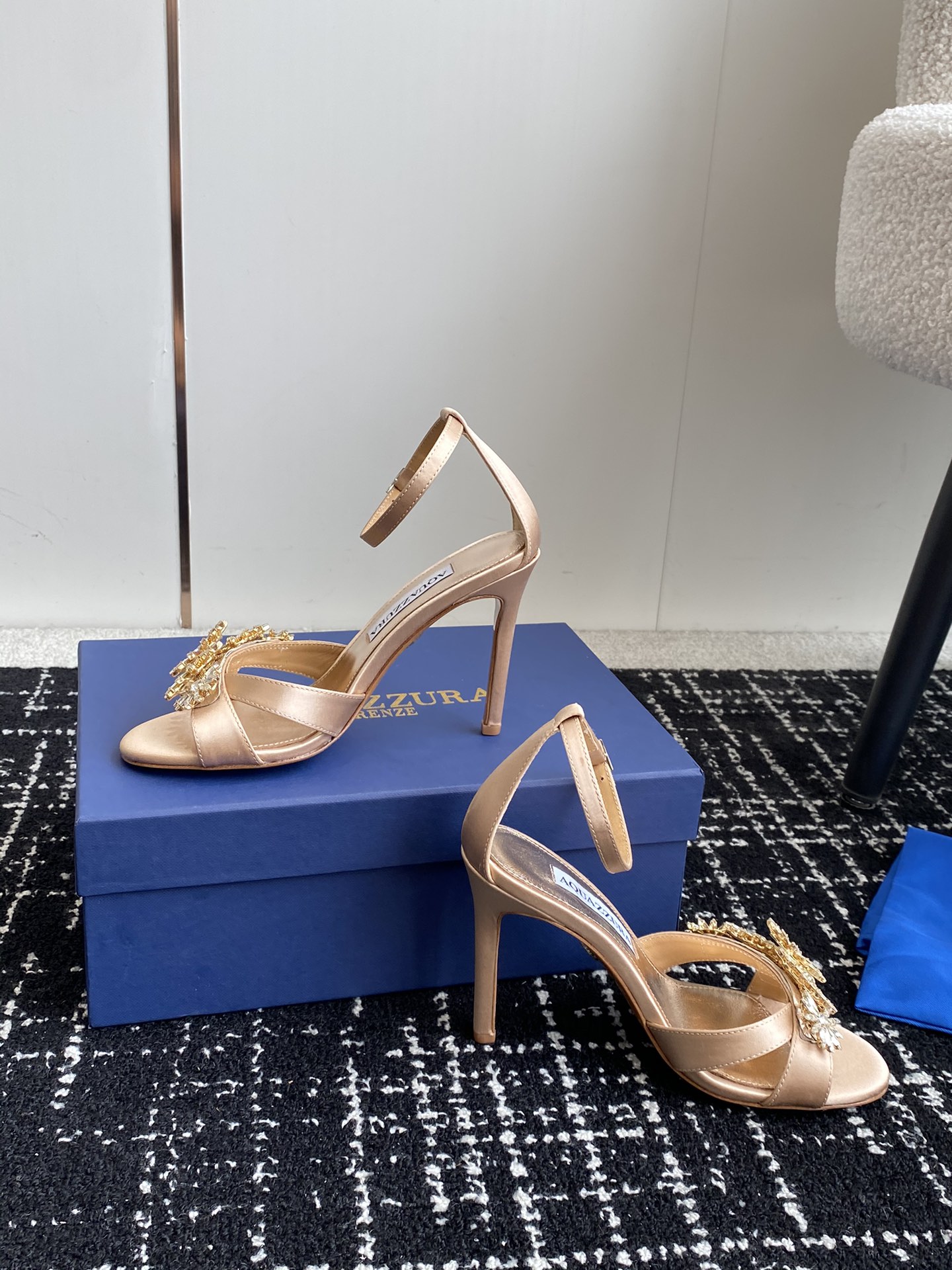 Aquazzura24ss惊艳火爆款菠萝王室贵族的钟爱雍容华贵气质高雅到手如图柜级品质进口真丝璀璨别致水