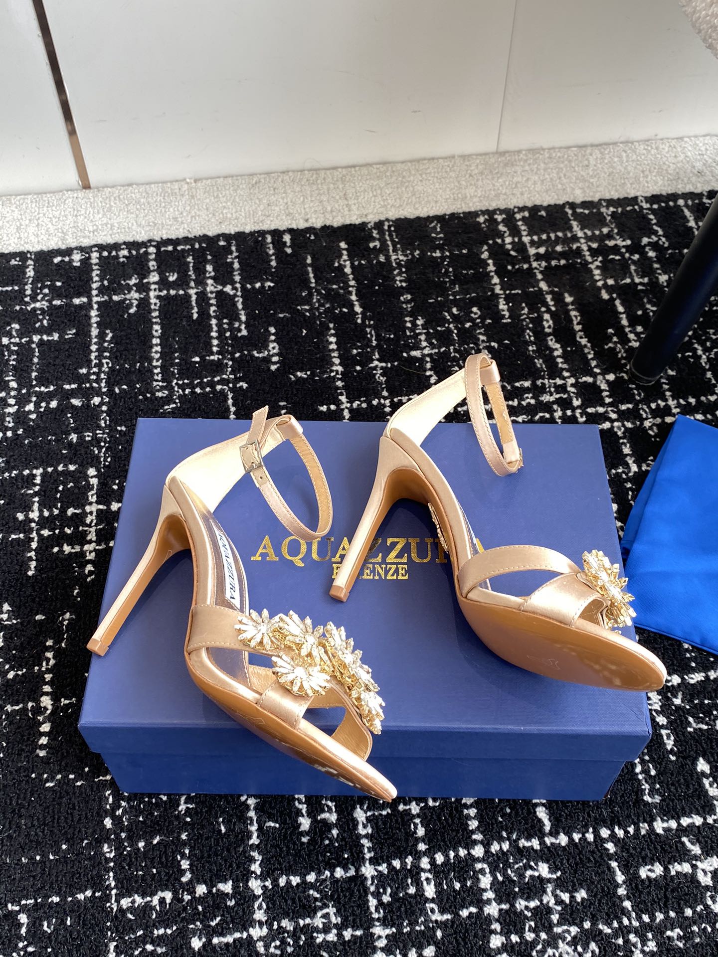 Aquazzura24ss惊艳火爆款菠萝王室贵族的钟爱雍容华贵气质高雅到手如图柜级品质进口真丝璀璨别致水