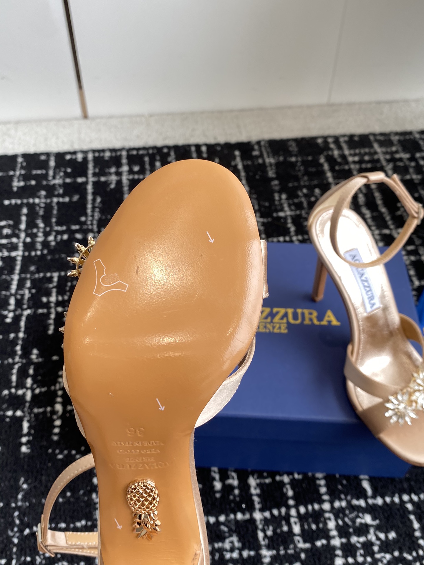 Aquazzura24ss惊艳火爆款菠萝王室贵族的钟爱雍容华贵气质高雅到手如图柜级品质进口真丝璀璨别致水