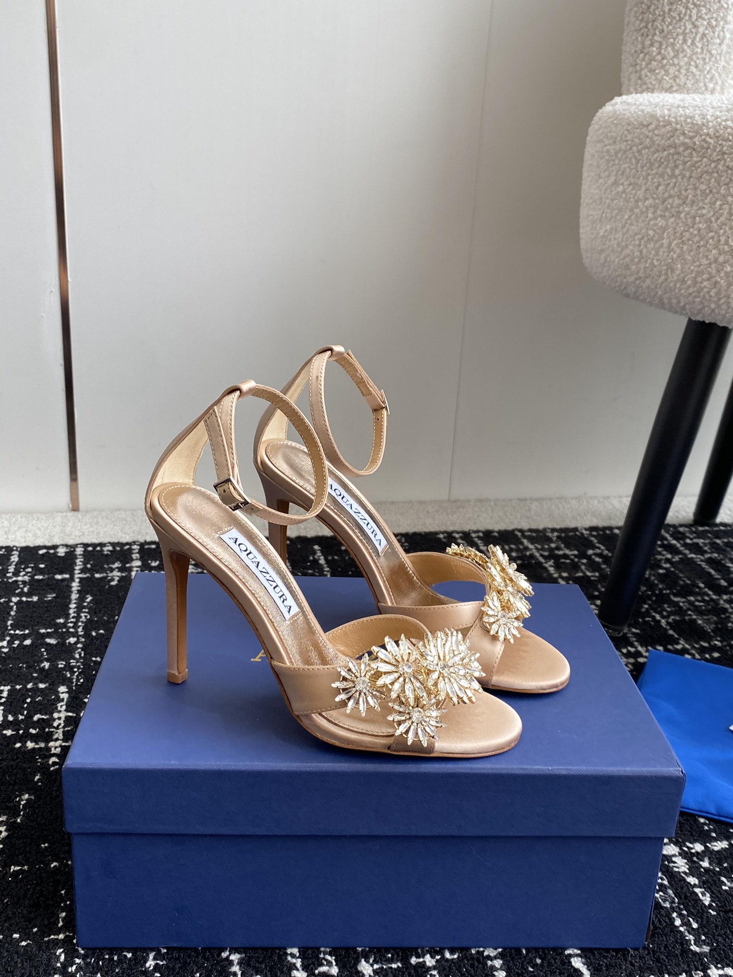 Aquazzura24ss惊艳火爆款菠萝王室贵族的钟爱雍容华贵气质高雅到手如图柜级品质进口真丝璀璨别致水