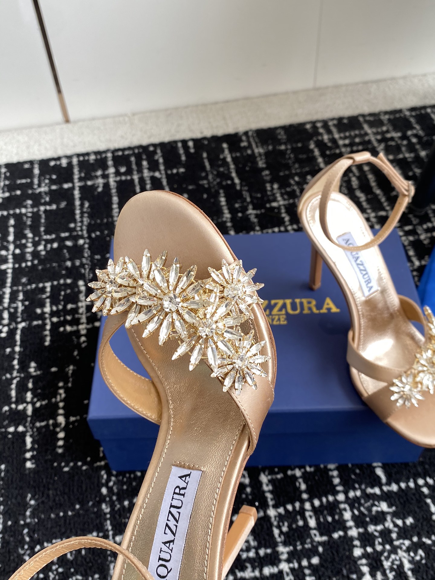 Aquazzura24ss惊艳火爆款菠萝王室贵族的钟爱雍容华贵气质高雅到手如图柜级品质进口真丝璀璨别致水