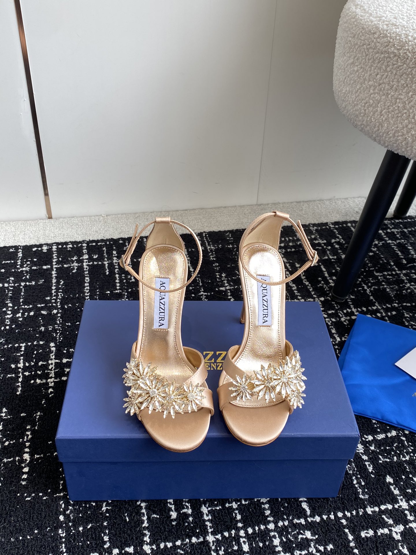 Aquazzura24ss惊艳火爆款菠萝王室贵族的钟爱雍容华贵气质高雅到手如图柜级品质进口真丝璀璨别致水