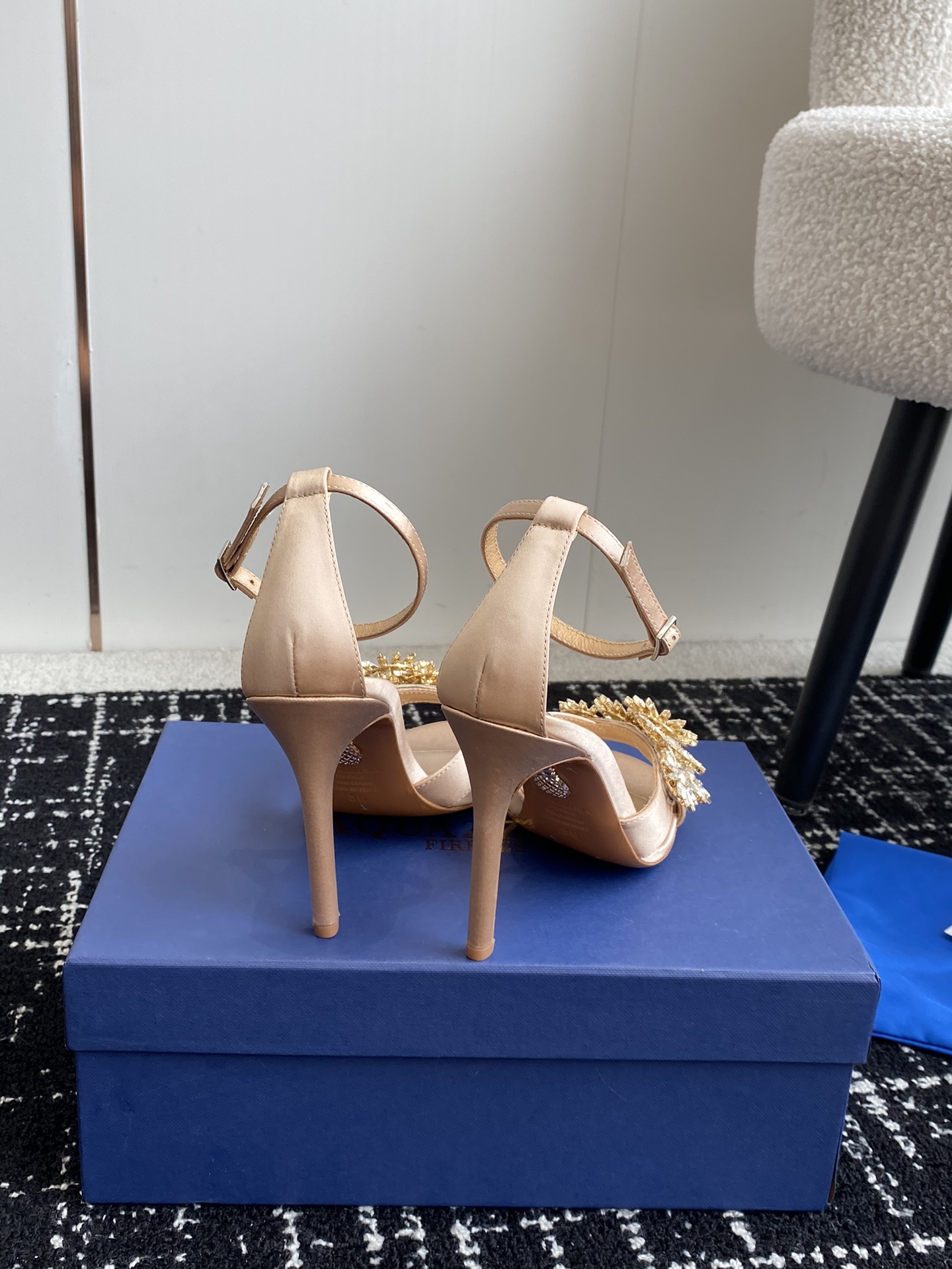 Aquazzura24ss惊艳火爆款菠萝王室贵族的钟爱雍容华贵气质高雅到手如图柜级品质进口真丝璀璨别致水