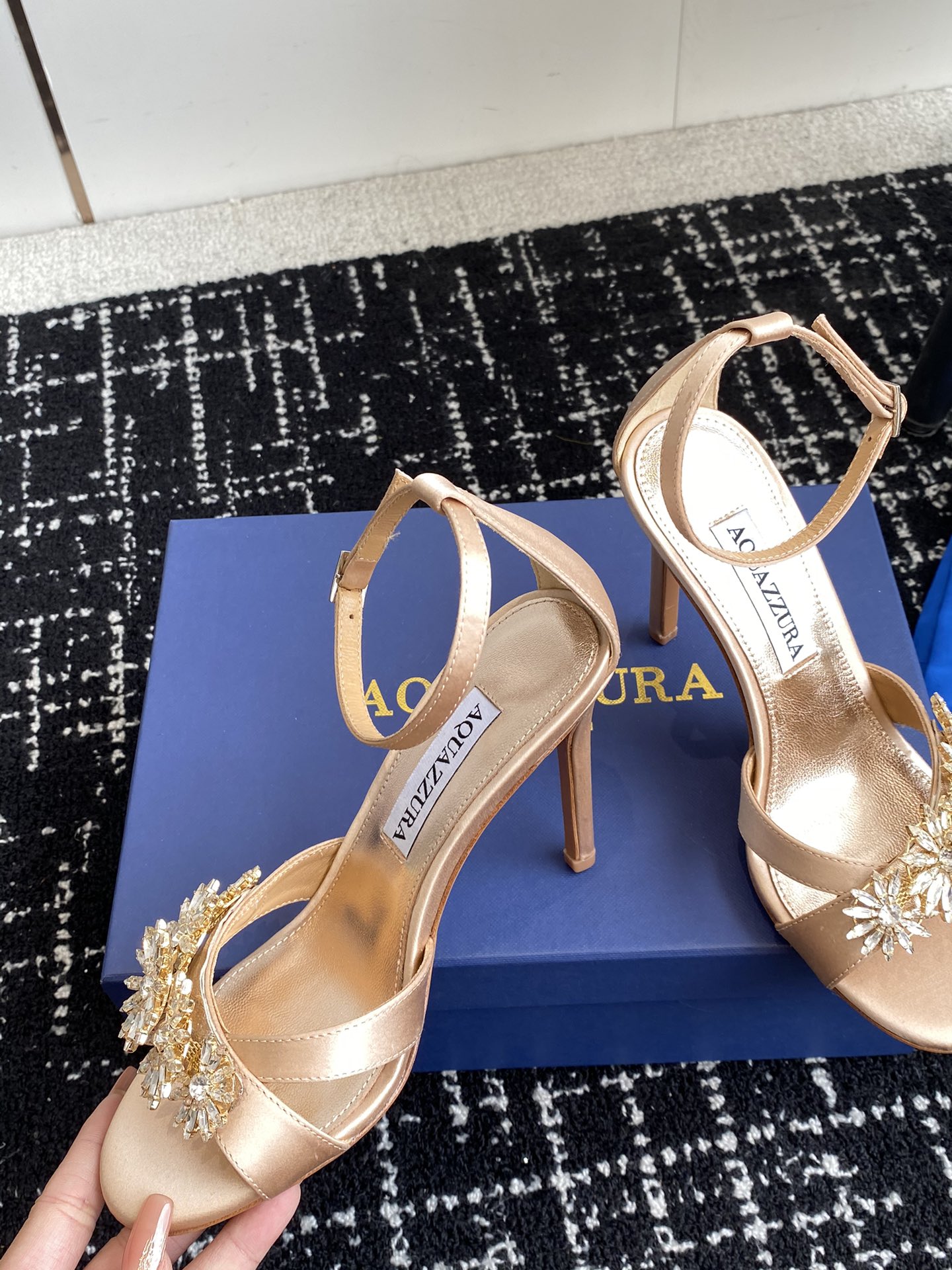 Aquazzura24ss惊艳火爆款菠萝王室贵族的钟爱雍容华贵气质高雅到手如图柜级品质进口真丝璀璨别致水