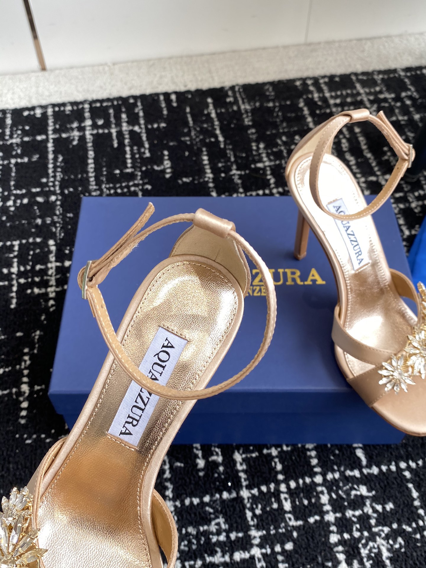 Aquazzura24ss惊艳火爆款菠萝王室贵族的钟爱雍容华贵气质高雅到手如图柜级品质进口真丝璀璨别致水