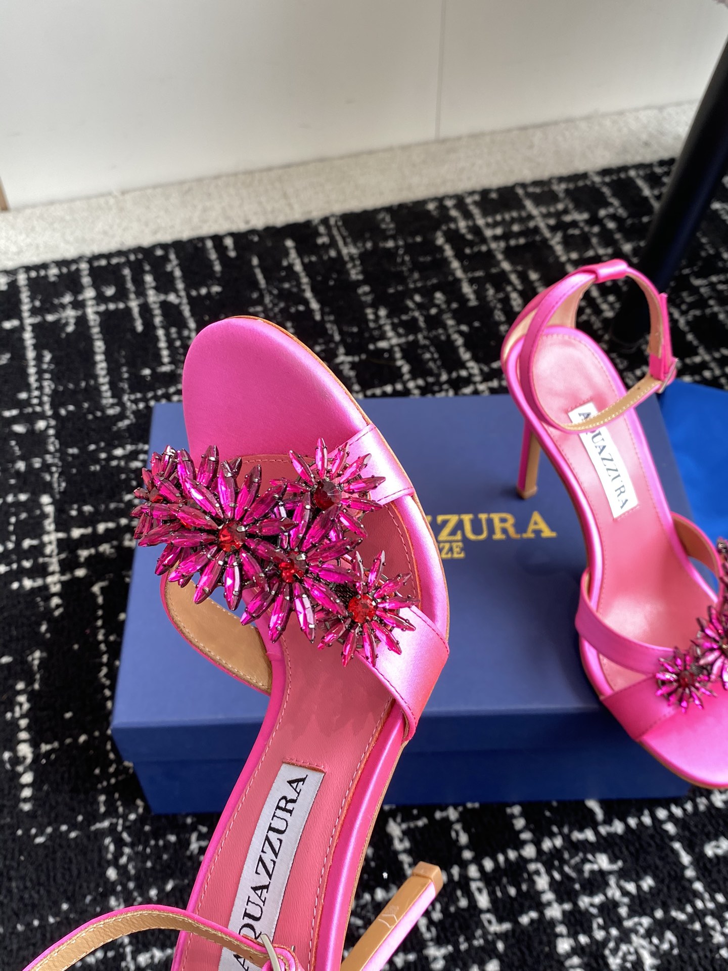 Aquazzura24ss惊艳火爆款菠萝王室贵族的钟爱雍容华贵气质高雅到手如图柜级品质进口羊皮真丝璀璨别