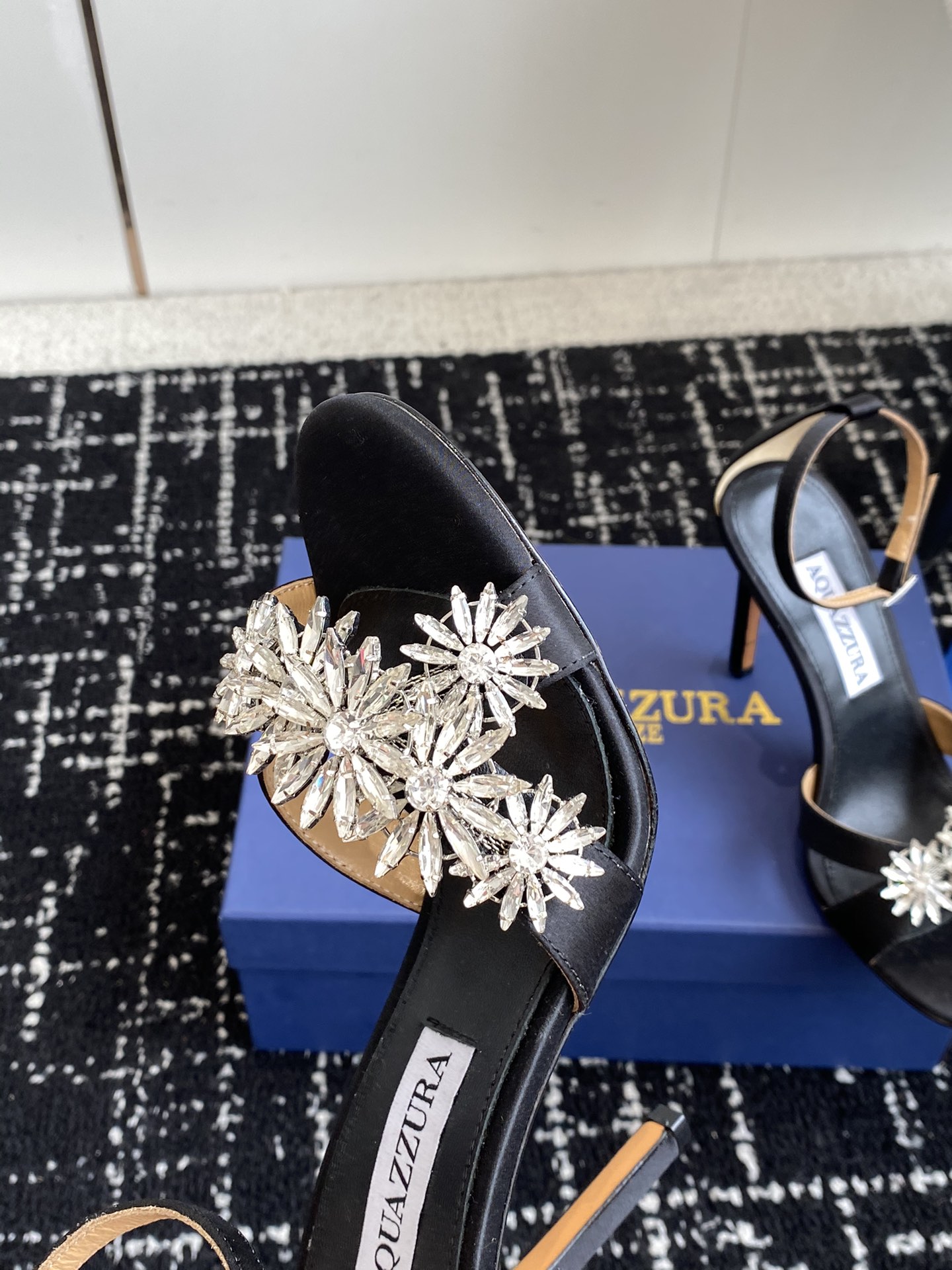 Aquazzura24ss惊艳火爆款菠萝王室贵族的钟爱雍容华贵气质高雅到手如图柜级品质进口羊皮真丝璀璨别