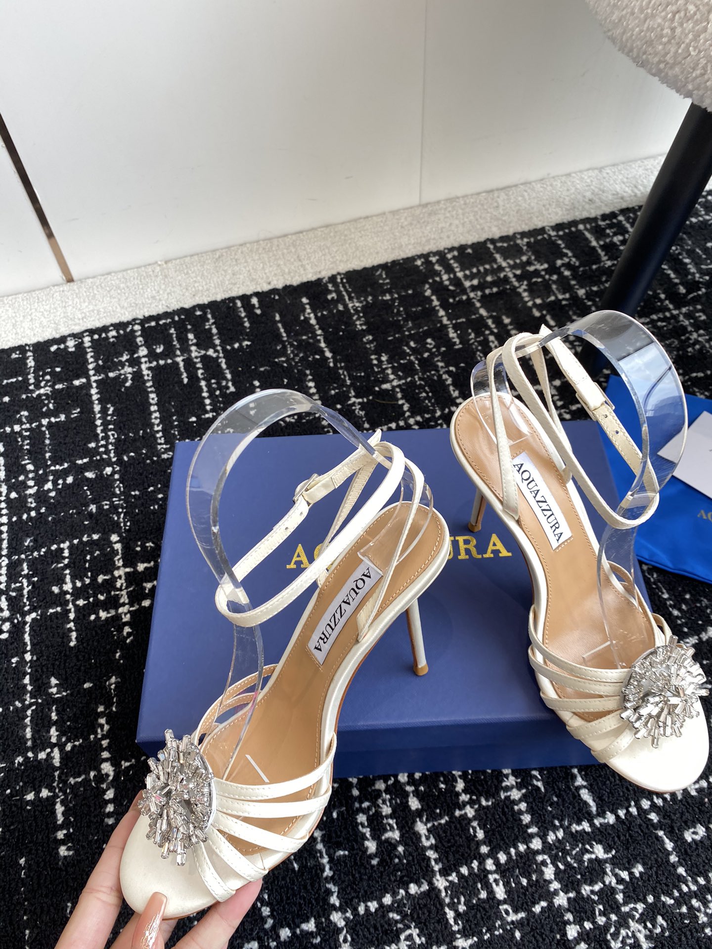 Aquazzura24ss惊艳火爆款菠萝王室贵族的钟爱雍容华贵气质高雅到手如图柜级品质进口羊皮真丝璀璨别