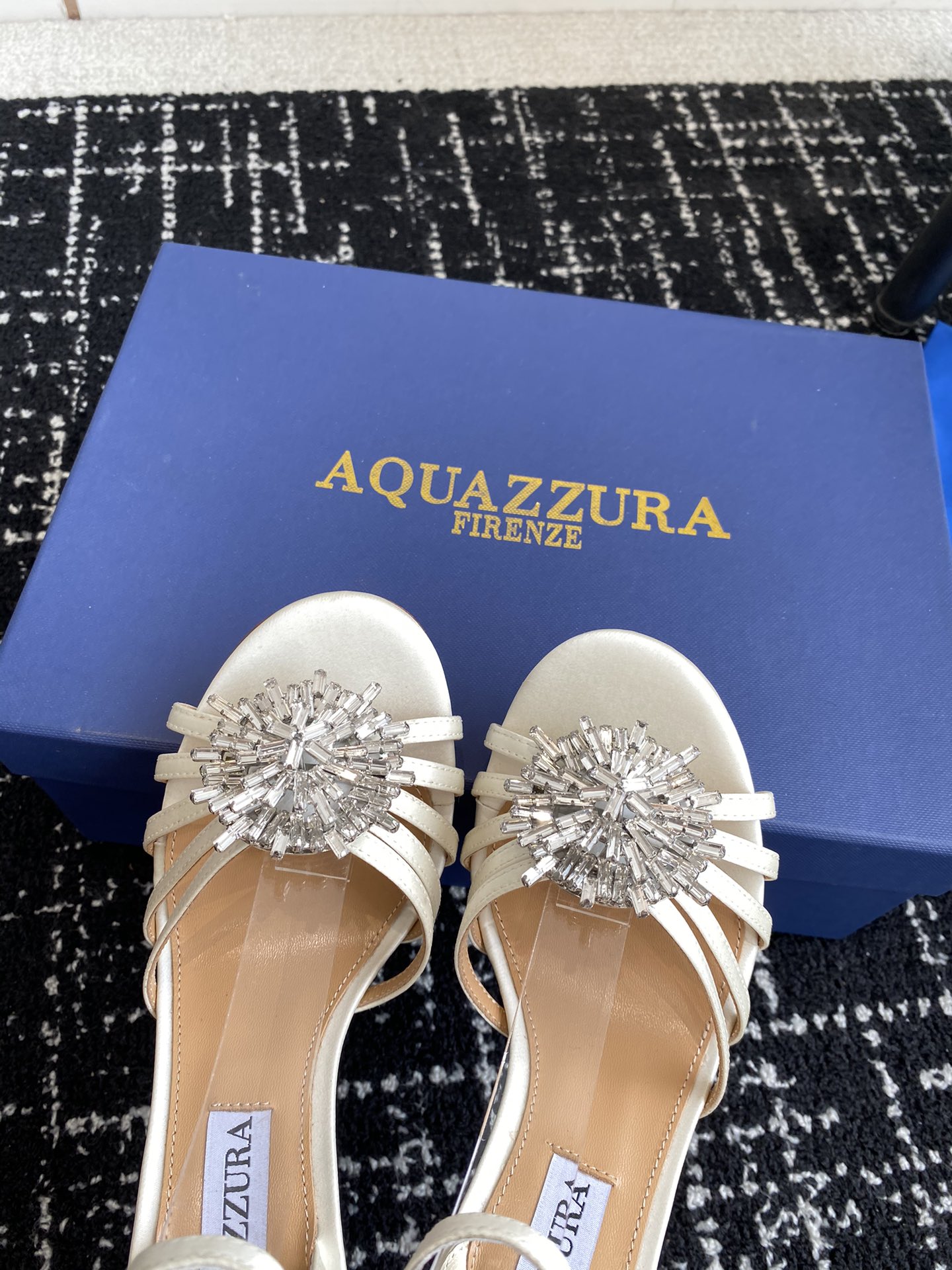 Aquazzura24ss惊艳火爆款菠萝王室贵族的钟爱雍容华贵气质高雅到手如图柜级品质进口羊皮真丝璀璨别