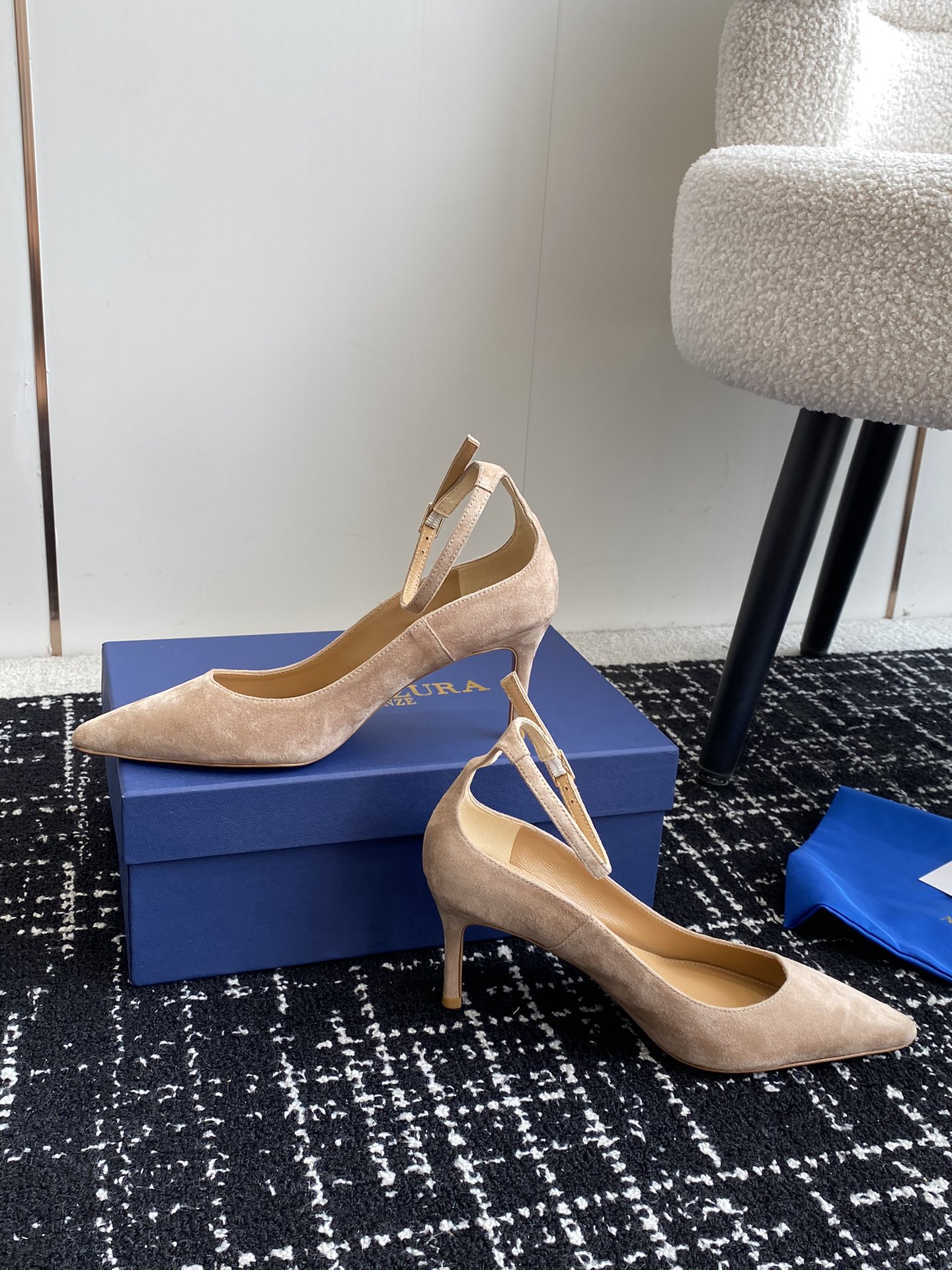 Aquazzura24ss惊艳火爆款菠萝王室贵族的钟爱雍容华贵气质高雅到手如图柜级品质进口麂皮/漆皮内里