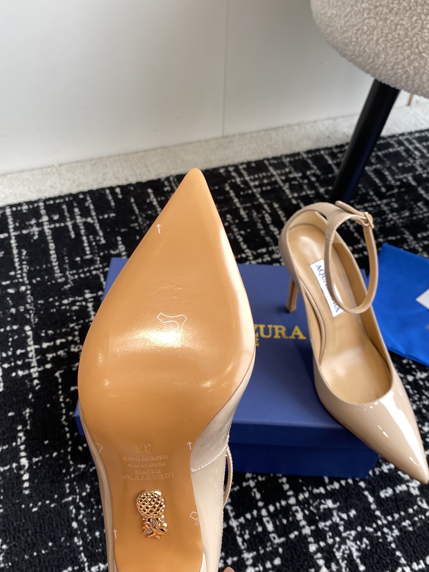 Aquazzura24ss惊艳火爆款菠萝王室贵族的钟爱雍容华贵气质高雅到手如图柜级品质进口麂皮/漆皮内里