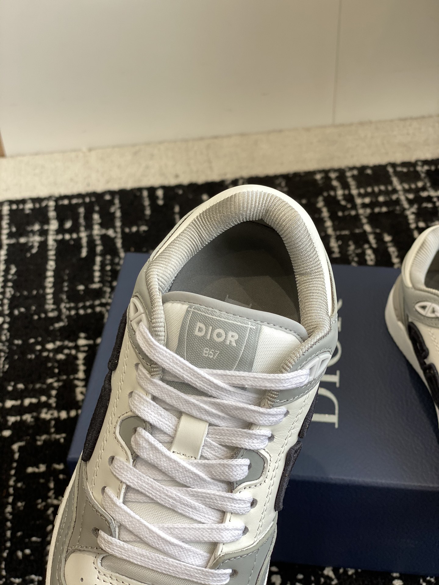 Dior迪奥B57系列情侣款休闲运动鞋CD滑板鞋原版购入开发做货这款B57中帮运动鞋是二零二四春季男装系