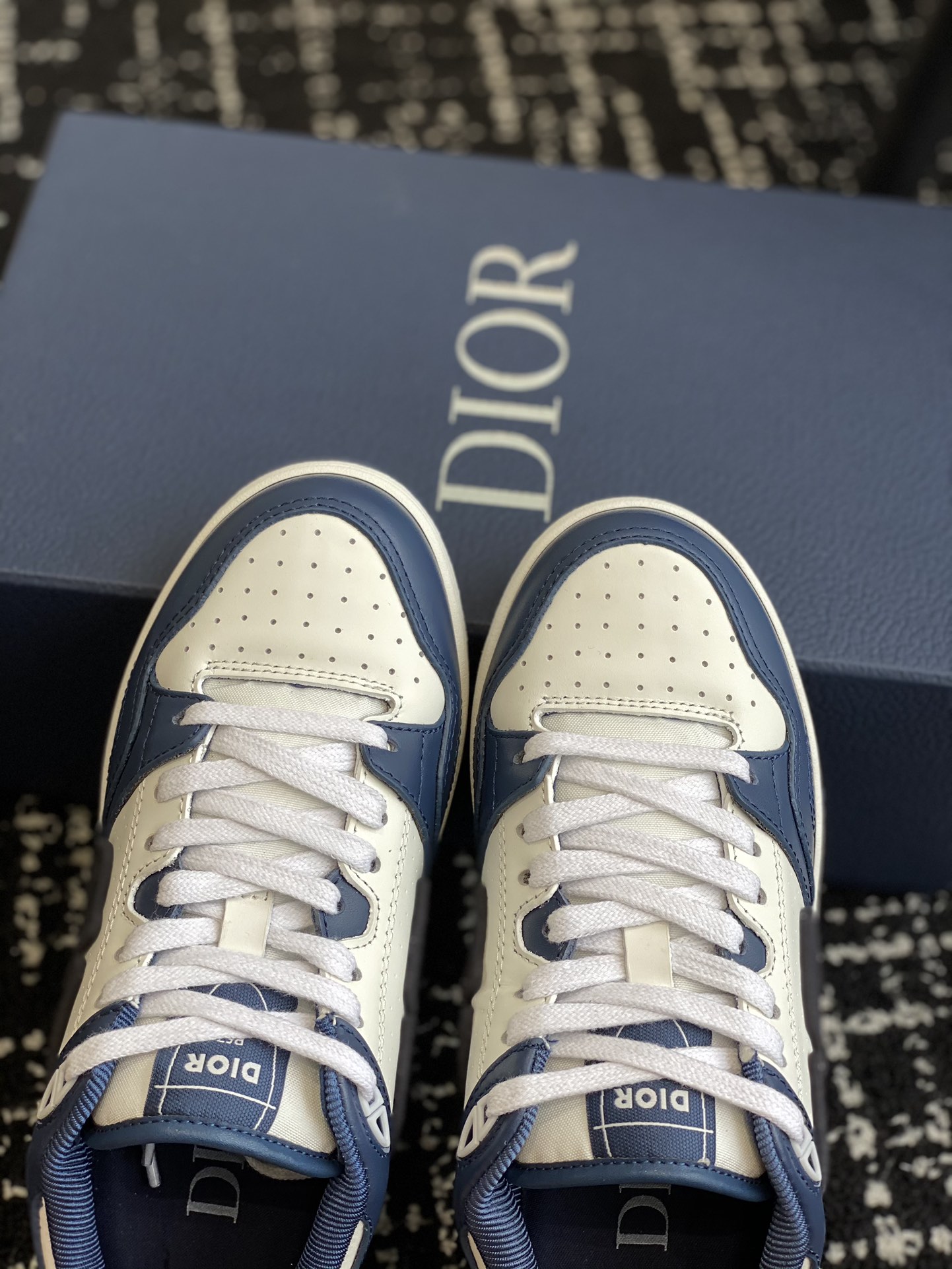 Dior迪奥B57系列情侣款休闲运动鞋CD滑板鞋原版购入开发做货这款B57中帮运动鞋是二零二四春季男装系