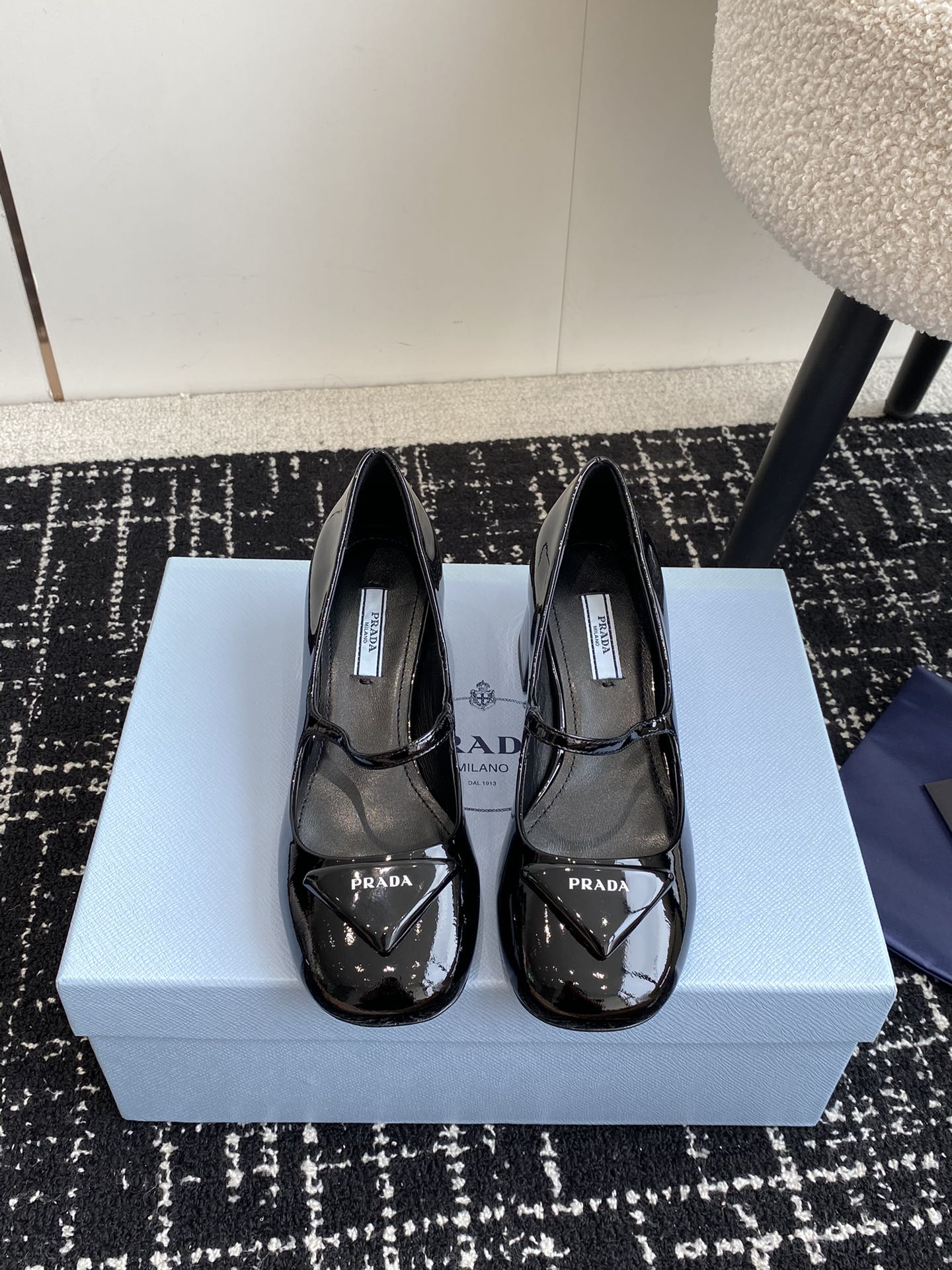 代购级\nPRADA  凉鞋/单鞋 普拉达春夏新品 顶级版本 实力来袭！Prada Glow限时店很闪亮的单品 玛丽珍单鞋\n\n超级爆系列爆品，各大网红明星乔欣，程潇，刘令姿同款圆头三角扣（玛丽珍单鞋）\n\n时髦百搭nice单品，各路美女站稳了，独家上新啦！\n\n喜欢穿高跟鞋又怕累的姐姐们看过来，方形粗跟绝对让脚步轻盈，百分百不累脚，上脚稳稳的轻松！\n\n意大利专柜代购原版鞋开发，1比1照足原味复刻。今年的主题就是不被定义 通过简单简洁体现质感\n\n顶级开边珠牛皮搭配原版3D打印色lo