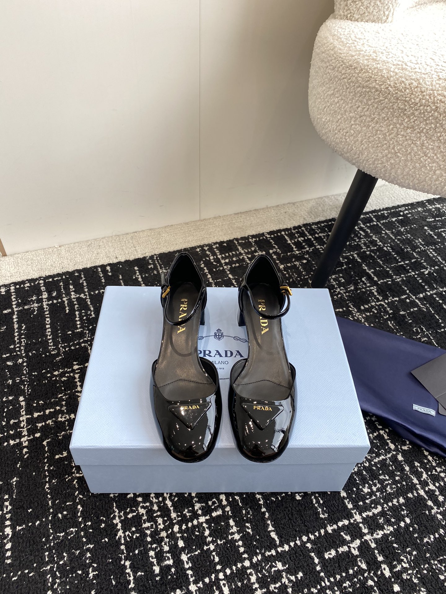 代购级????Pebdydb \nPRADA  凉鞋 普拉达春夏新品 顶级版本 实力来袭！Prada Glow限时店很闪亮的单品 玛丽珍 中空 凉鞋\n\n超级爆系列爆品，各大网红明星乔欣，程潇，刘令姿同款圆头三角扣（玛丽珍单鞋）\n\n时髦百搭nice单品，各路美女站稳了，独家上新啦！\n\n喜欢穿高跟鞋又怕累的姐姐们看过来，方形粗跟绝对让脚步轻盈，百分百不累脚，上脚稳稳的轻松！\n\n意大利专柜代购原版鞋开发，1比1照足原味复刻。今年的主题就是不被定义 通过简单简洁体现质感\n\n顶级开边珠