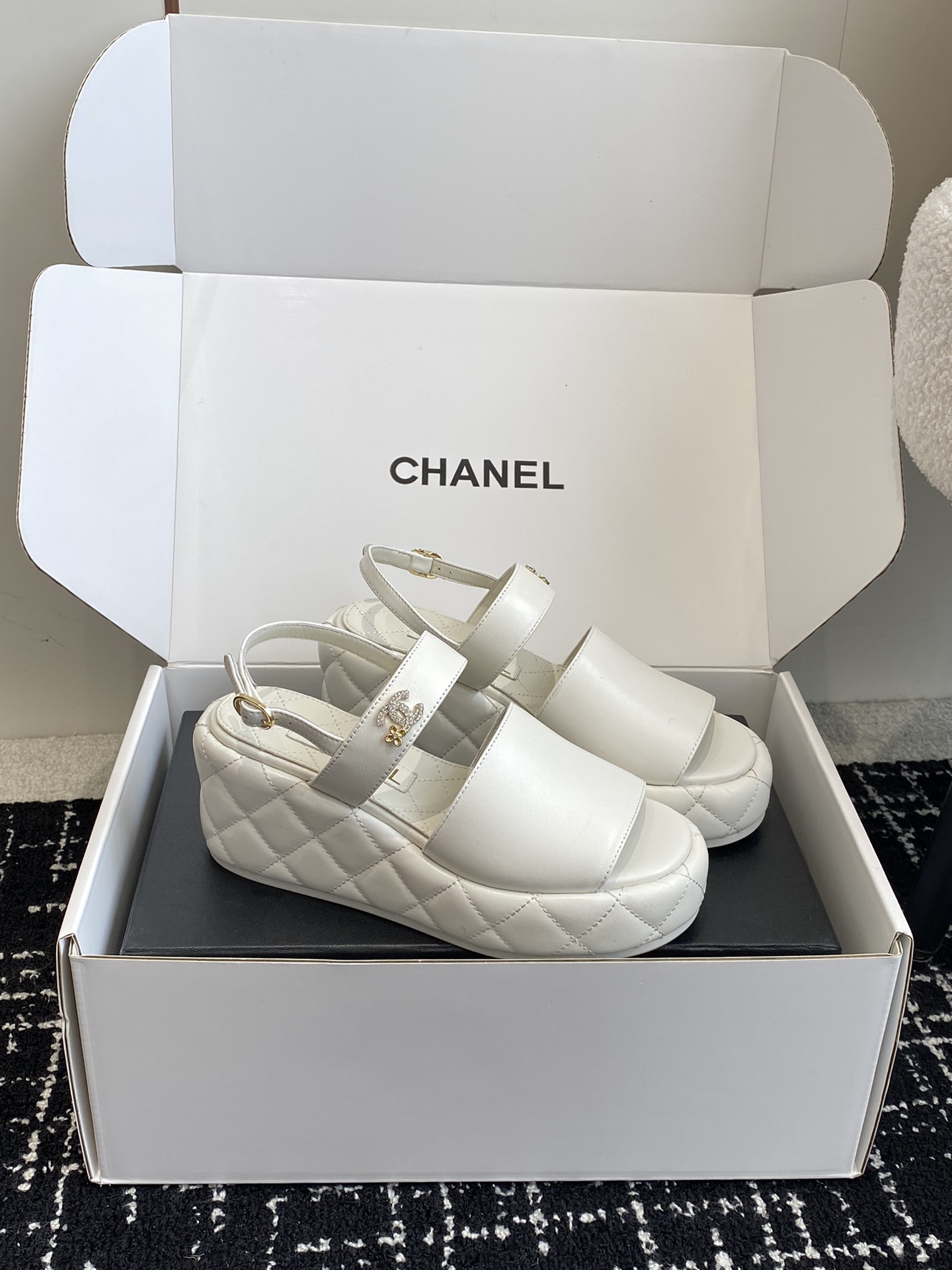 官网同步️飞机盒包装chanelss24newarrival小香经典坡跟凉鞋经典色+24春夏配色正品比对