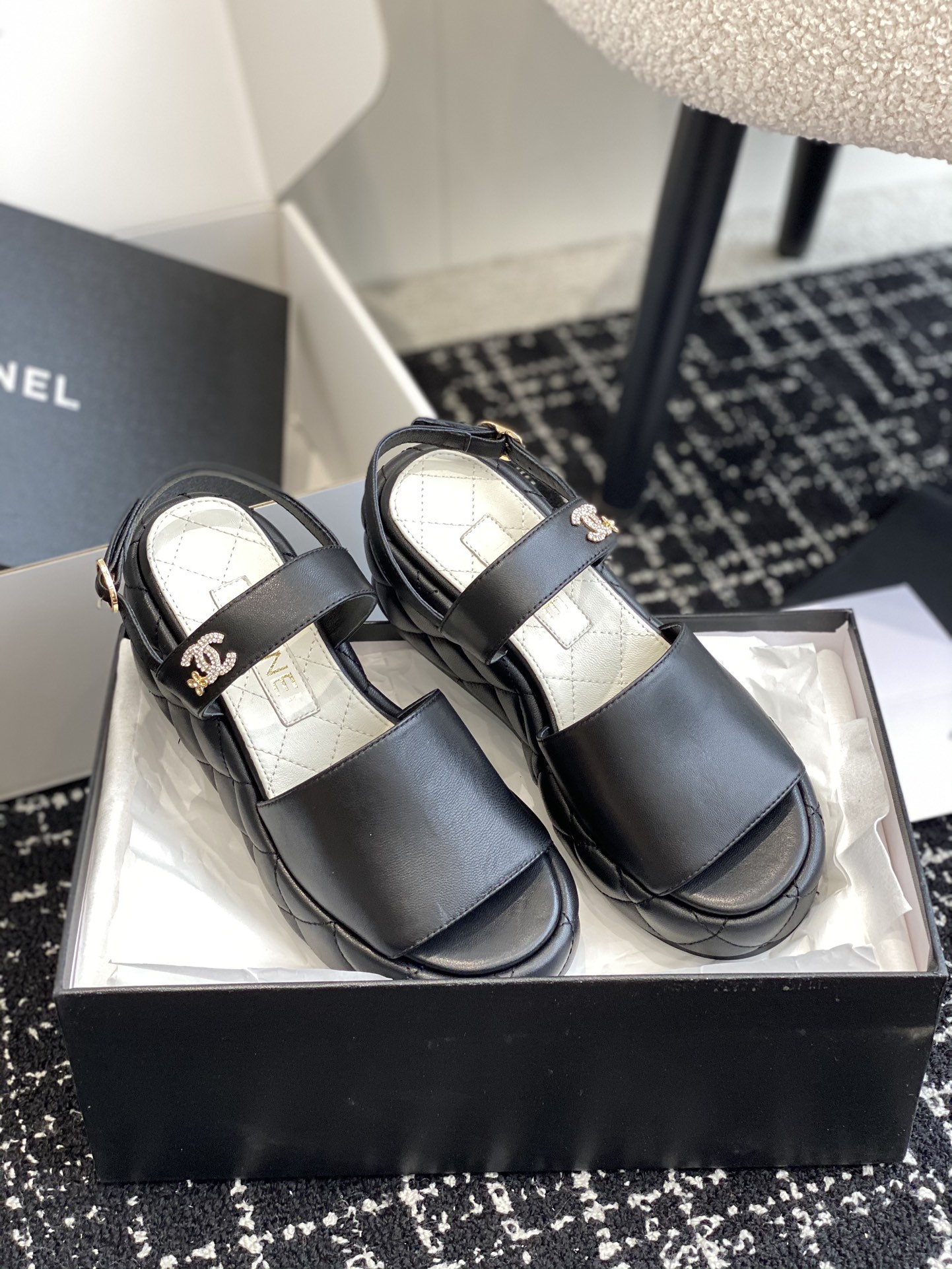 官网同步️飞机盒包装chanelss24newarrival小香经典坡跟凉鞋经典色+24春夏配色正品比对