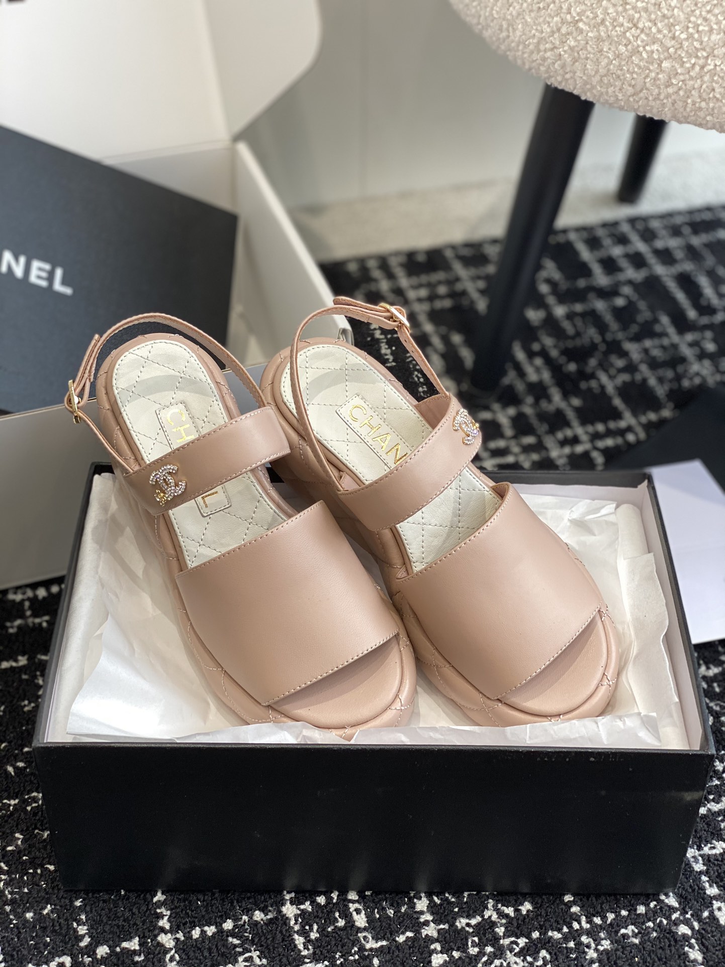 官网同步️飞机盒包装chanelss24newarrival小香经典坡跟凉鞋经典色+24春夏配色正品比对