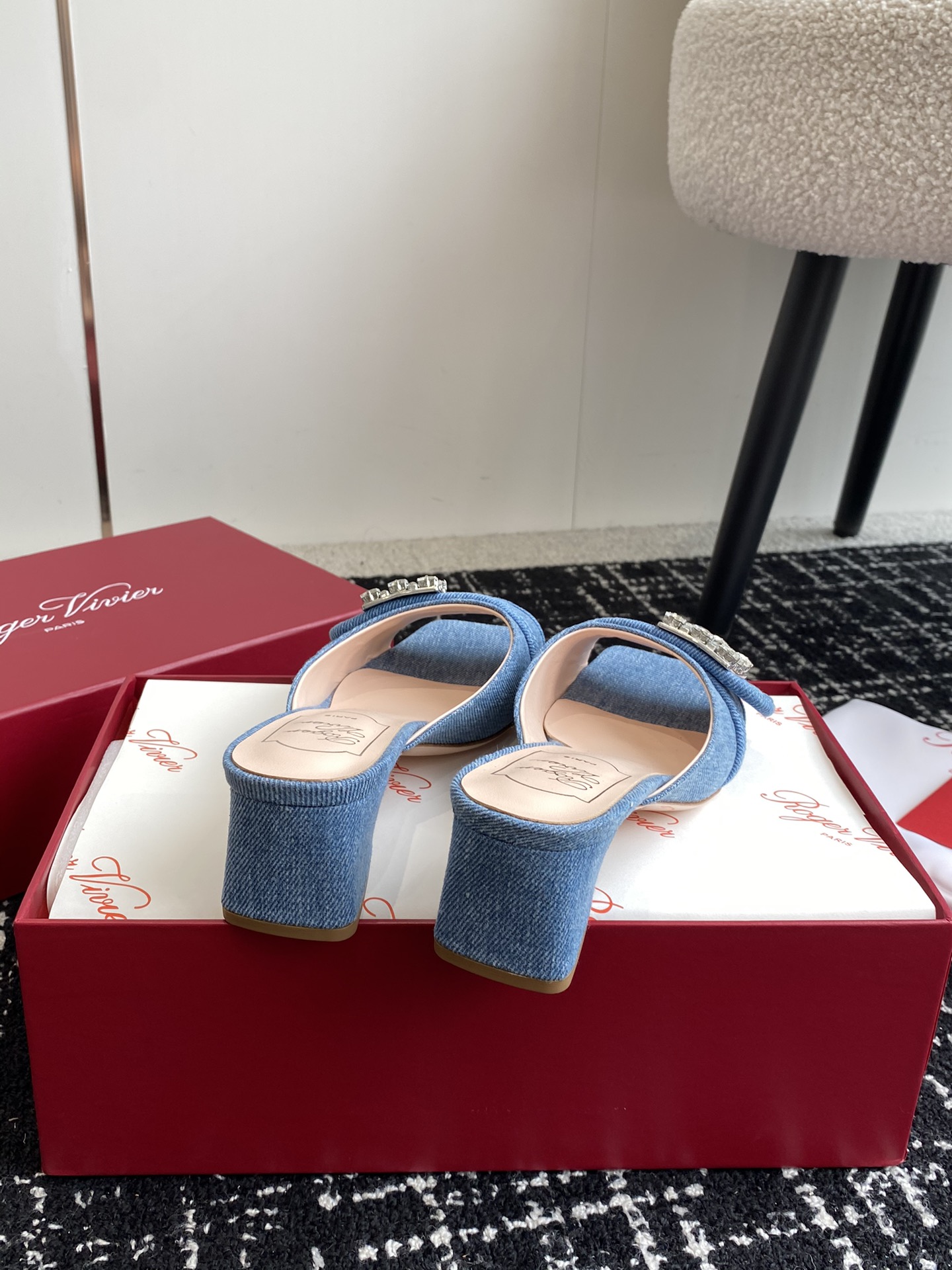 RogerVivier24ss春夏新款粗跟方头拖鞋一眼爱上无法自拔气质凉鞋简直是百搭黑科技好穿墙推！非常