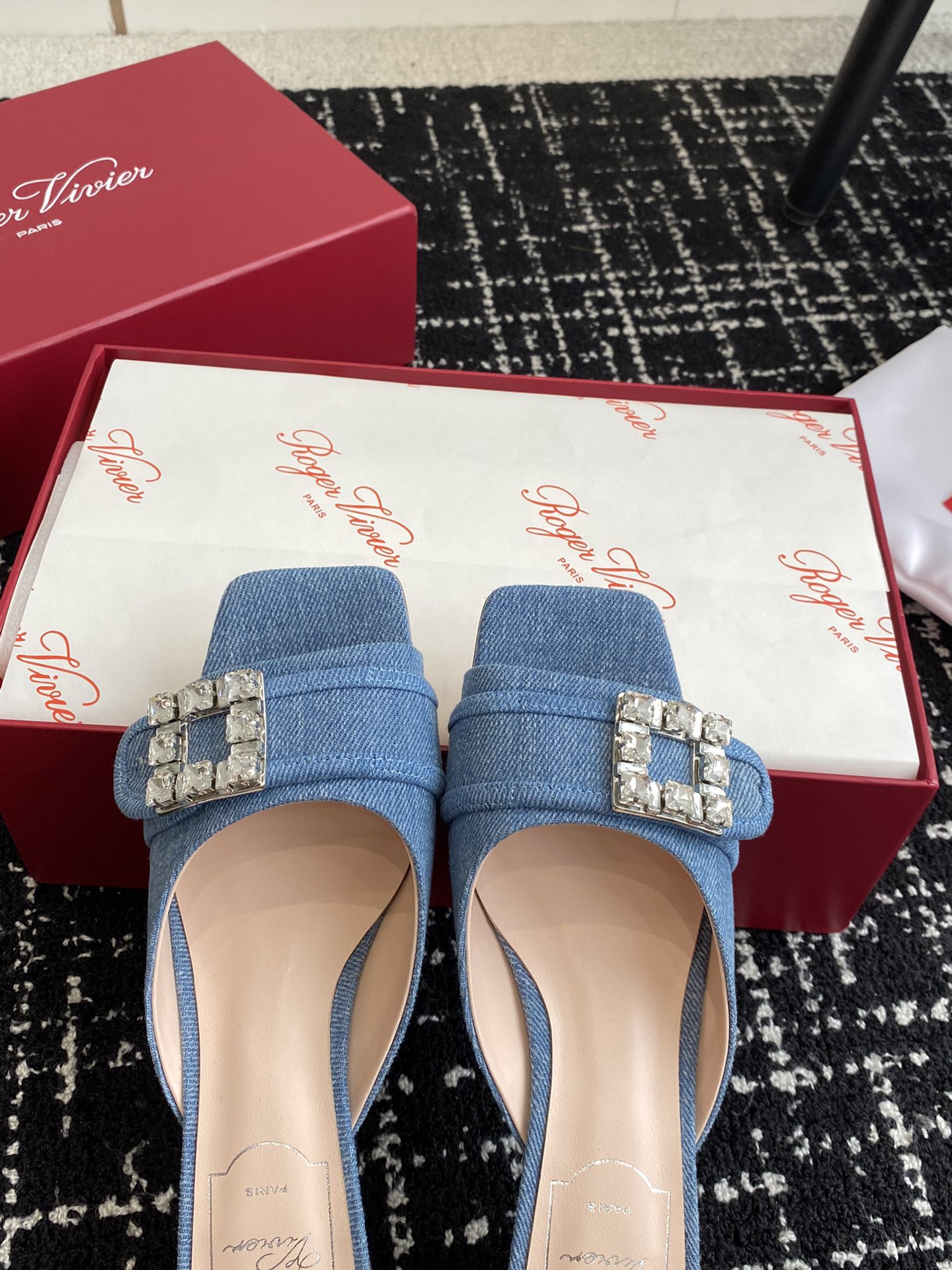 RogerVivier24ss春夏新款粗跟方头拖鞋一眼爱上无法自拔气质凉鞋简直是百搭黑科技好穿墙推！非常