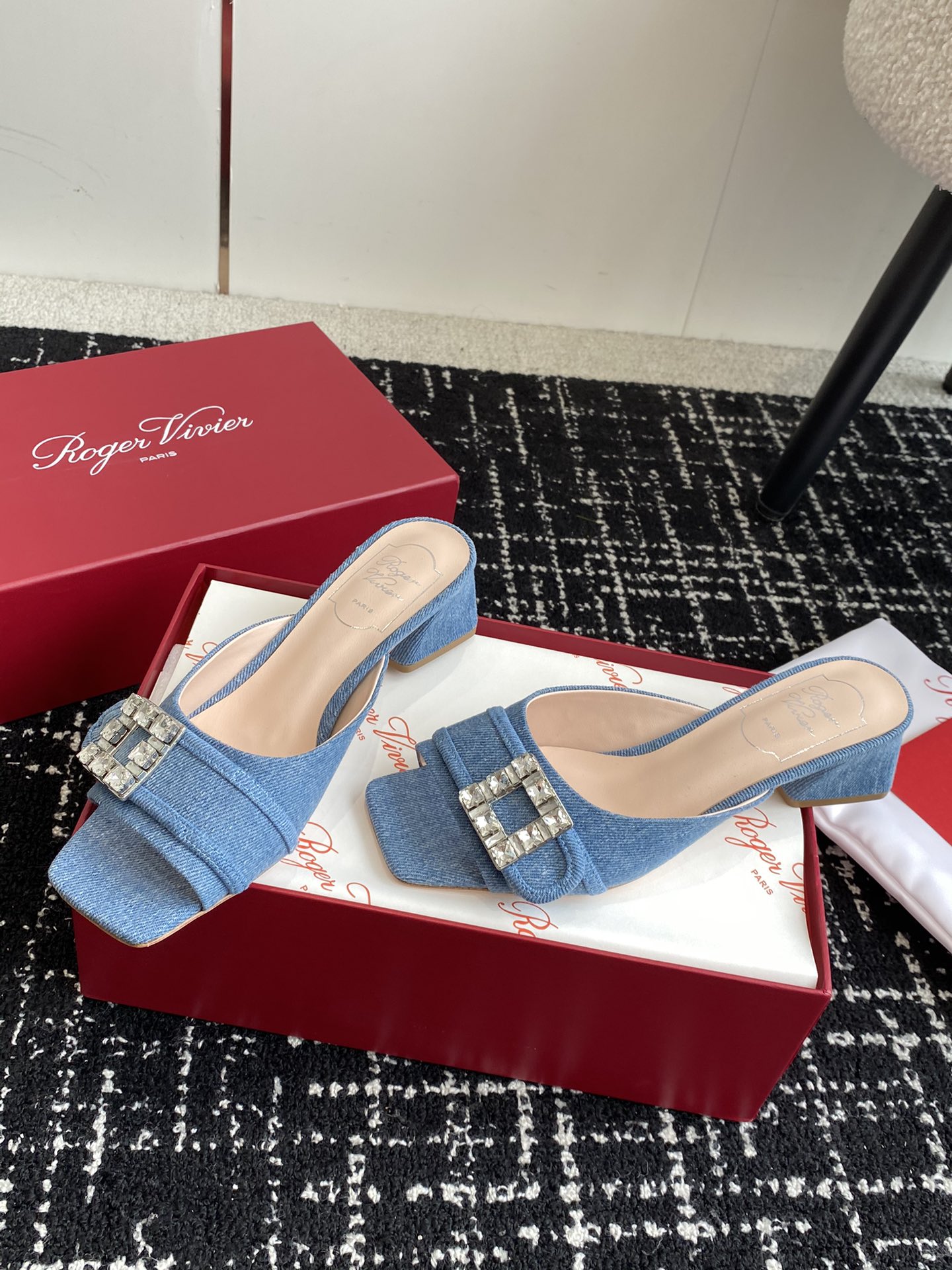 RogerVivier24ss春夏新款粗跟方头拖鞋一眼爱上无法自拔气质凉鞋简直是百搭黑科技好穿墙推！非常