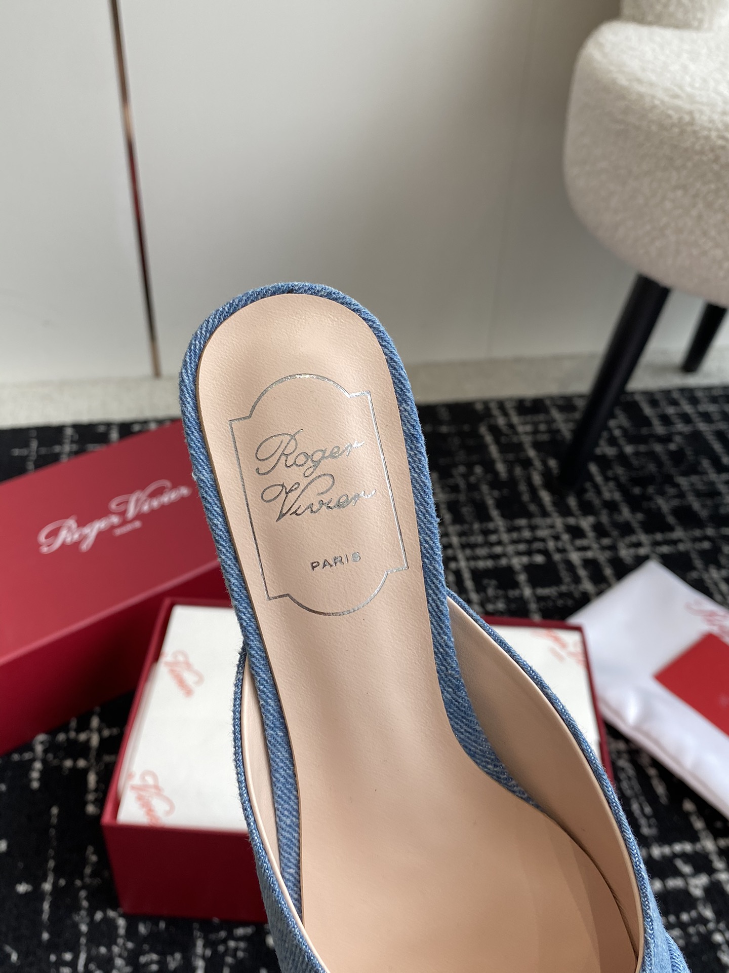 RogerVivier24ss春夏新款粗跟方头拖鞋一眼爱上无法自拔气质凉鞋简直是百搭黑科技好穿墙推！非常