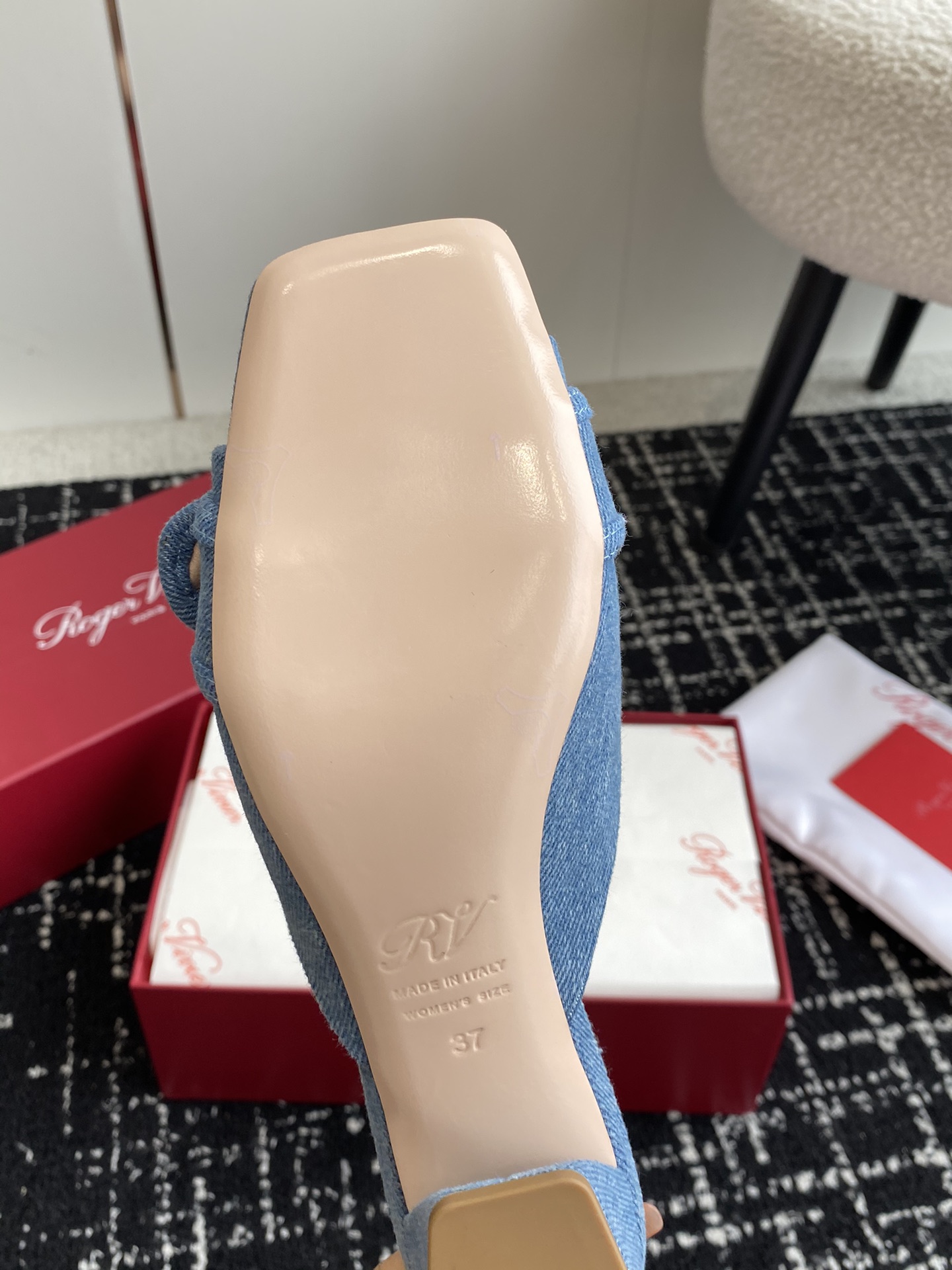 RogerVivier24ss春夏新款粗跟方头拖鞋一眼爱上无法自拔气质凉鞋简直是百搭黑科技好穿墙推！非常