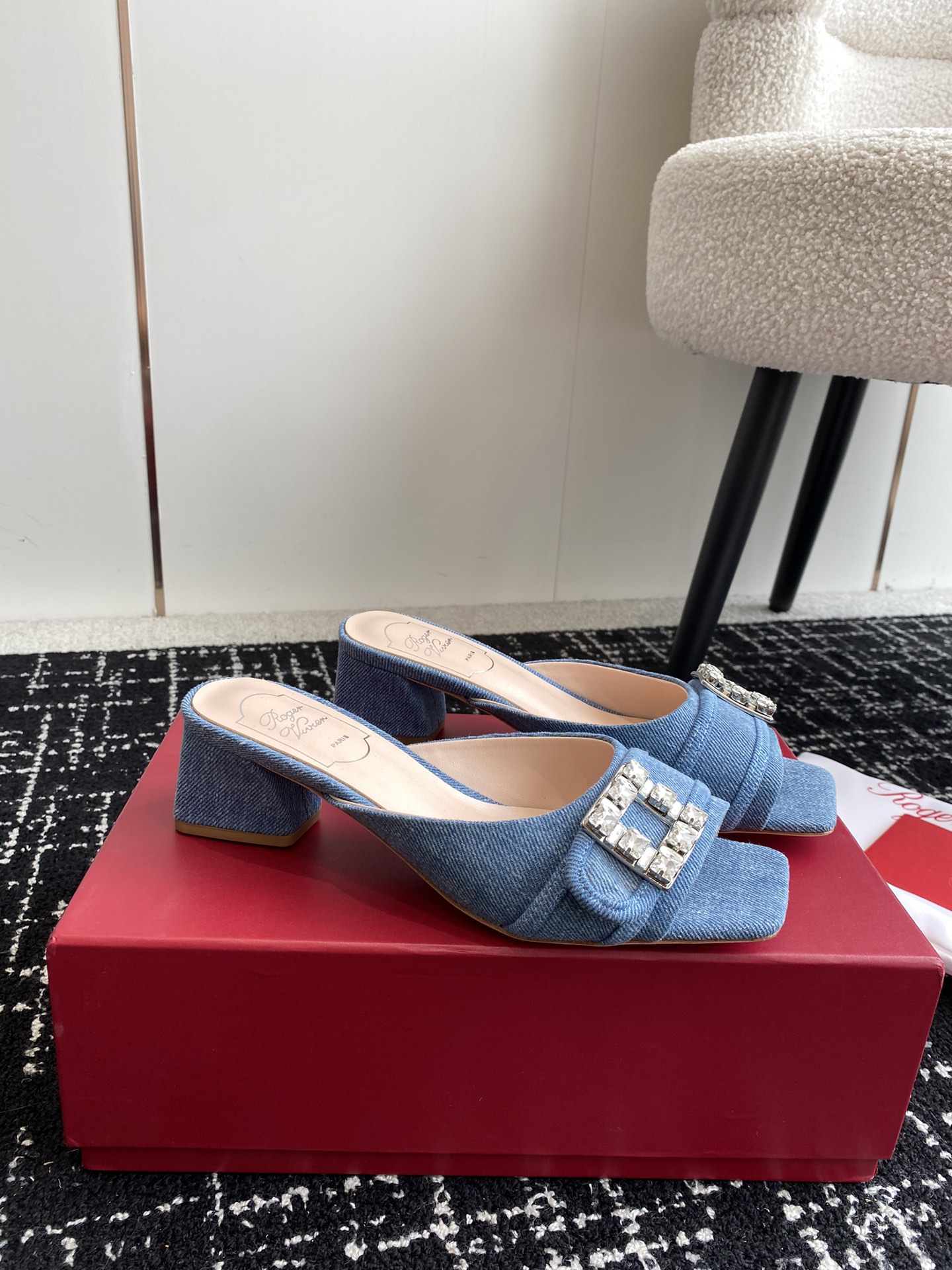 RogerVivier24ss春夏新款粗跟方头拖鞋一眼爱上无法自拔气质凉鞋简直是百搭黑科技好穿墙推！非常