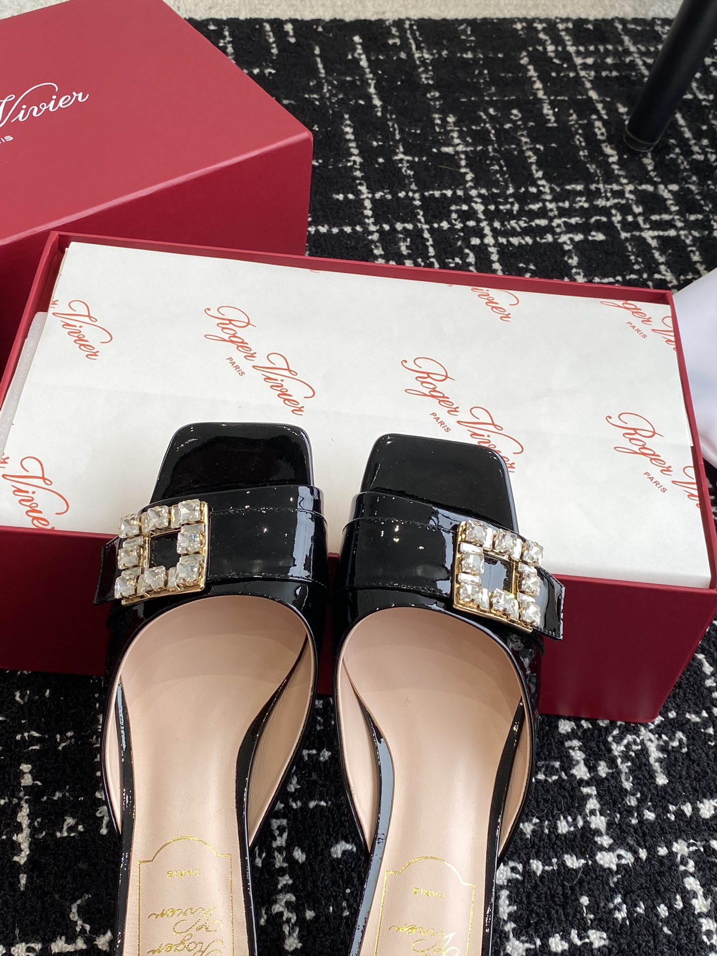 RogerVivier24ss春夏新款粗跟方头拖鞋一眼爱上无法自拔气质凉鞋简直是百搭黑科技好穿墙推！非常