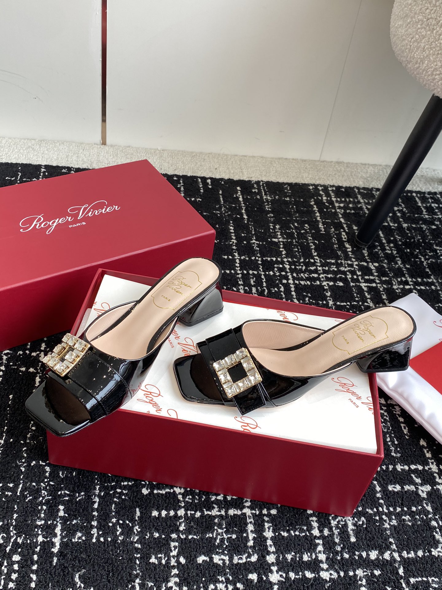 RogerVivier24ss春夏新款粗跟方头拖鞋一眼爱上无法自拔气质凉鞋简直是百搭黑科技好穿墙推！非常