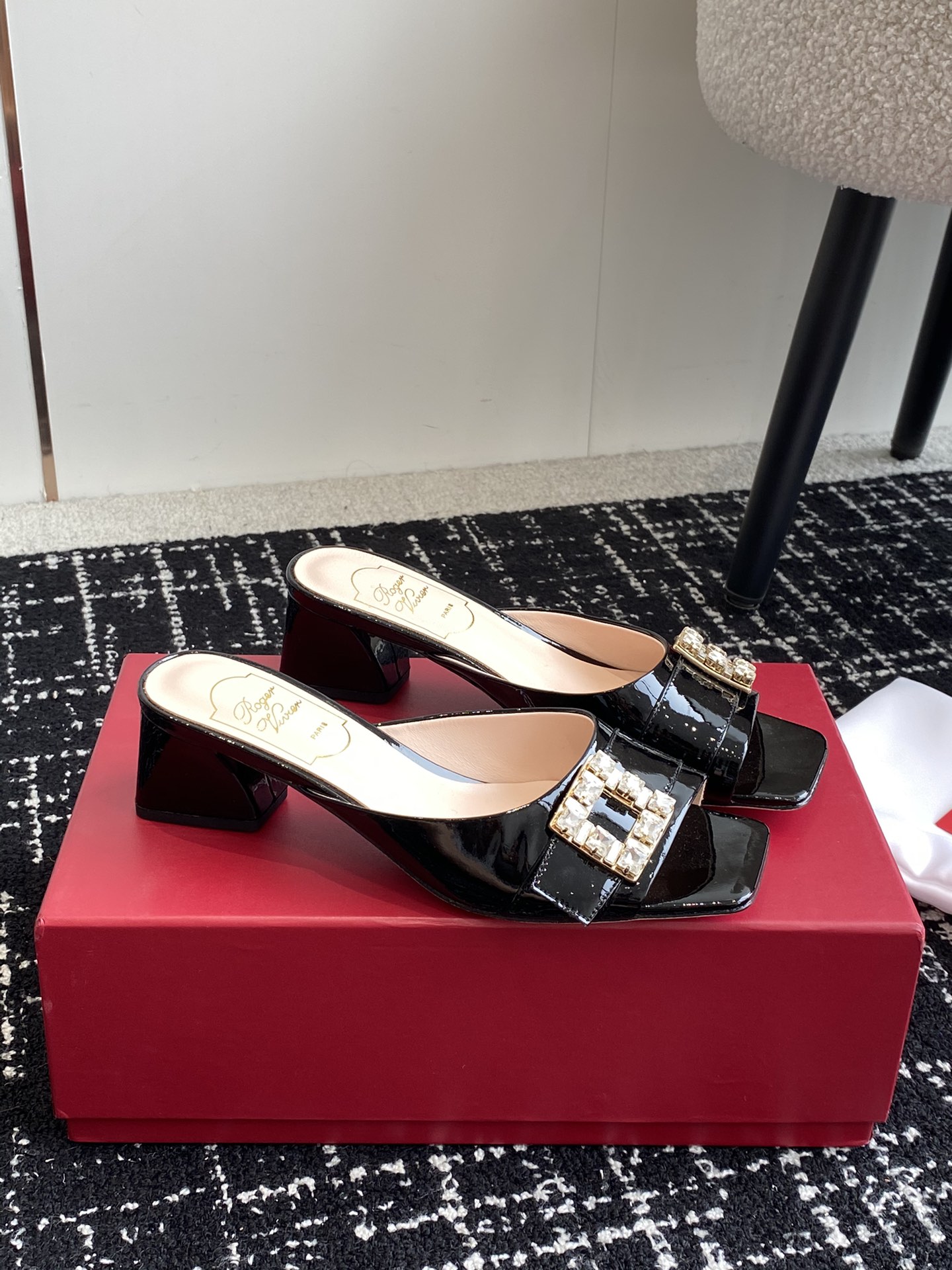 RogerVivier24ss春夏新款粗跟方头拖鞋一眼爱上无法自拔气质凉鞋简直是百搭黑科技好穿墙推！非常