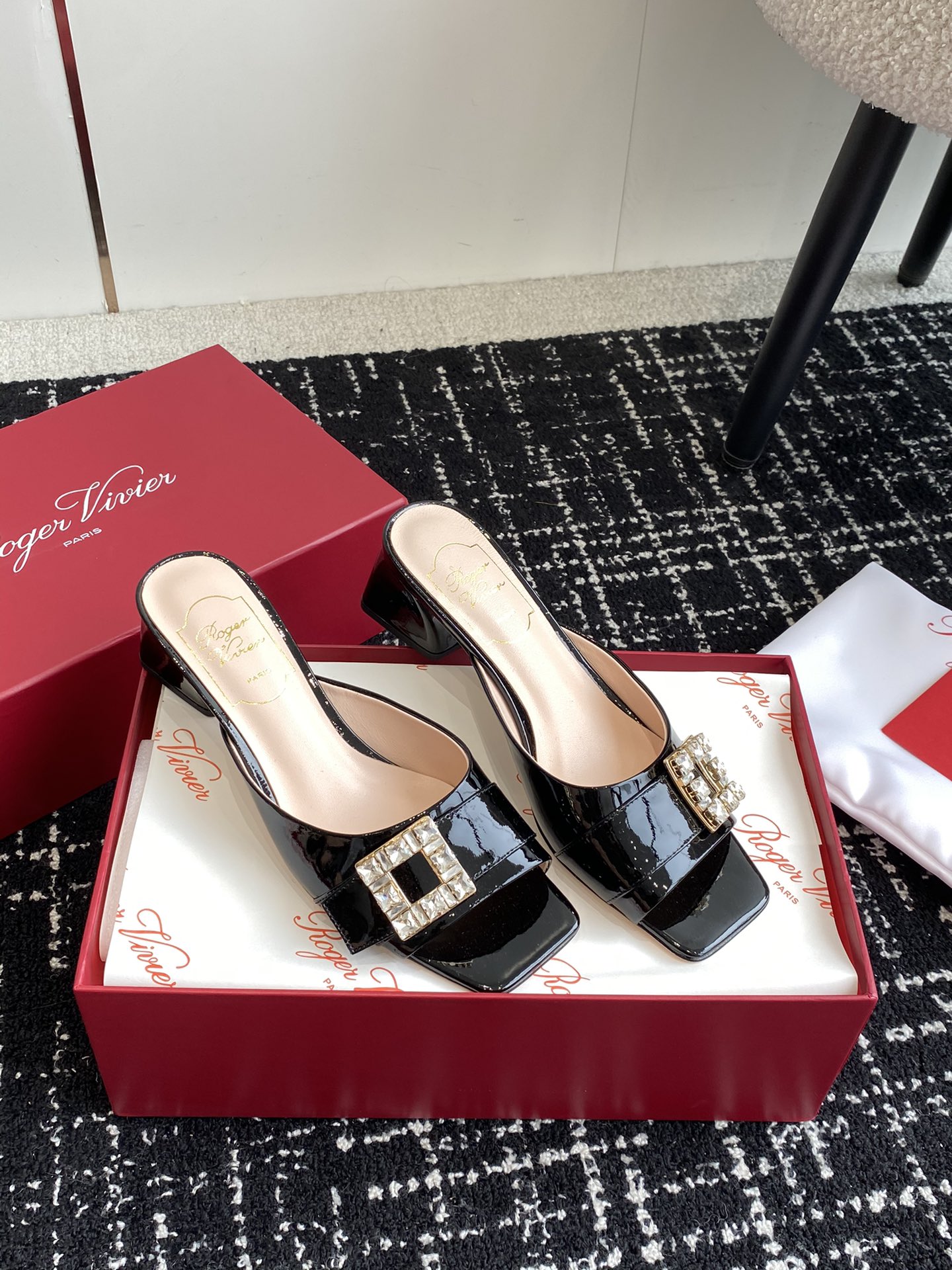 RogerVivier24ss春夏新款粗跟方头拖鞋一眼爱上无法自拔气质凉鞋简直是百搭黑科技好穿墙推！非常