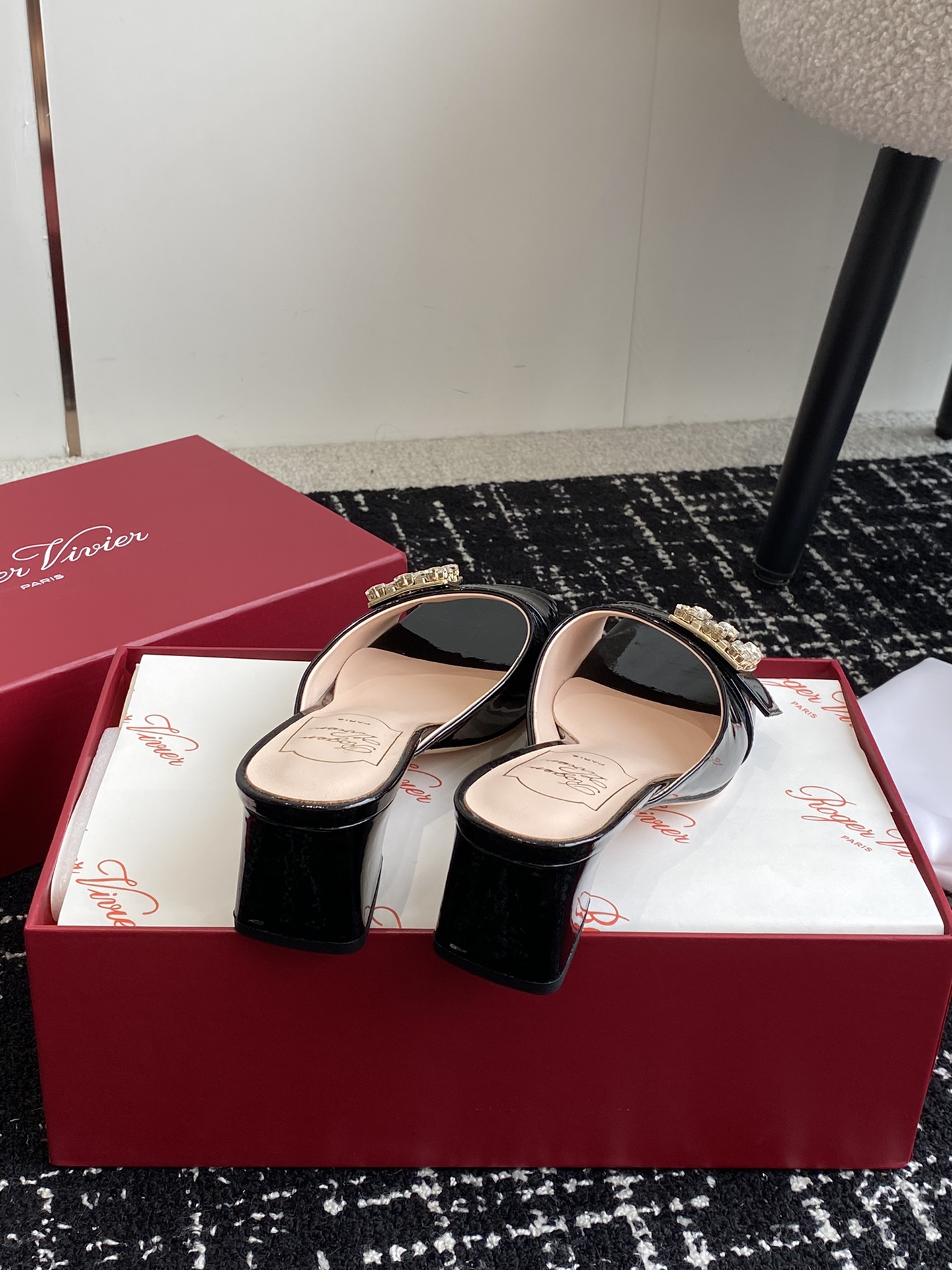 RogerVivier24ss春夏新款粗跟方头拖鞋一眼爱上无法自拔气质凉鞋简直是百搭黑科技好穿墙推！非常