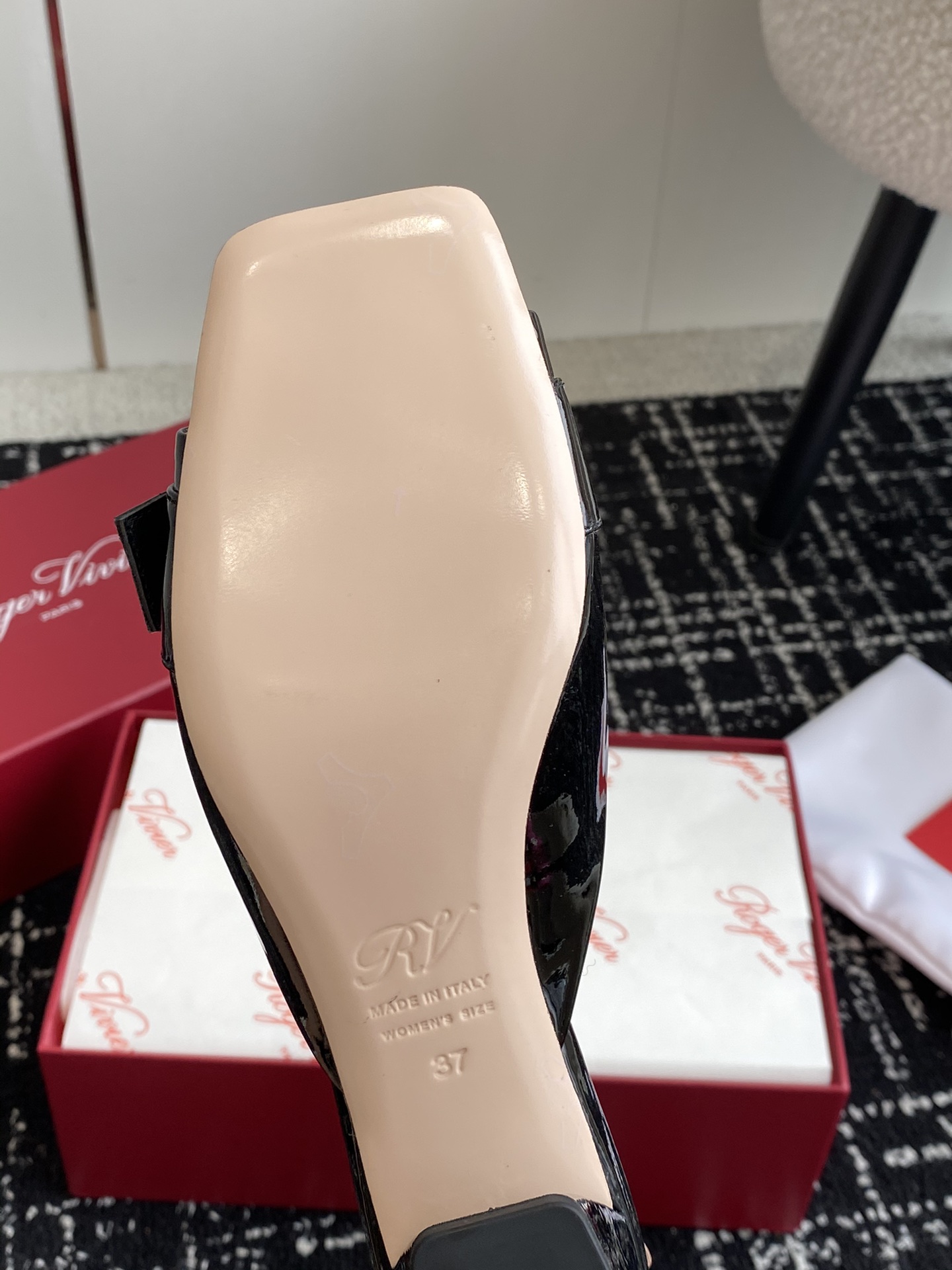 RogerVivier24ss春夏新款粗跟方头拖鞋一眼爱上无法自拔气质凉鞋简直是百搭黑科技好穿墙推！非常