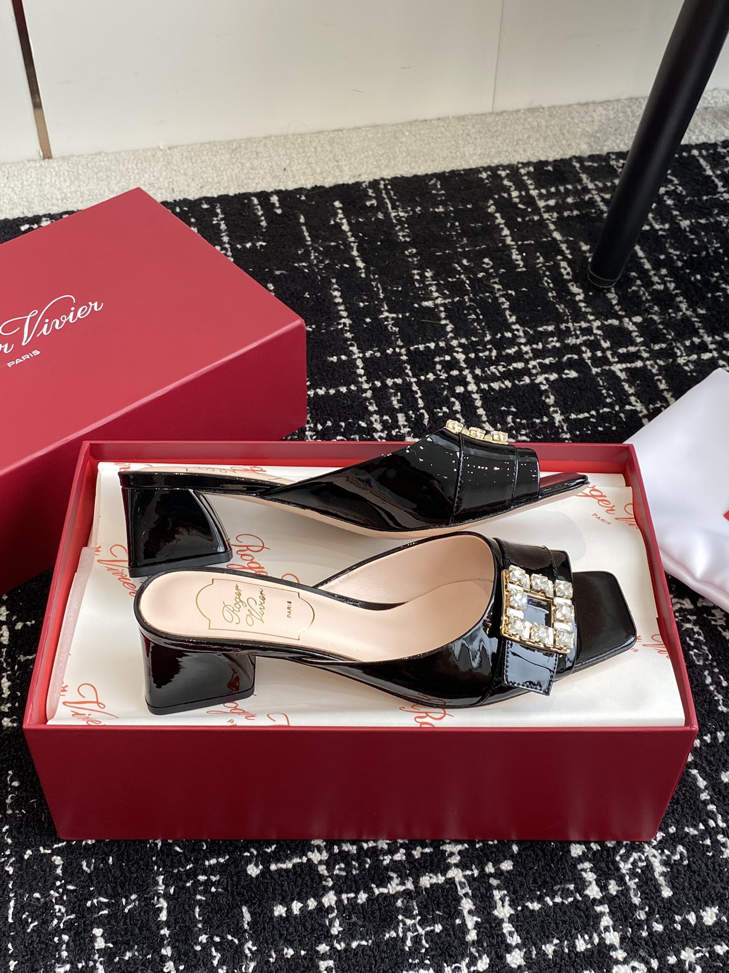 RogerVivier24ss春夏新款粗跟方头拖鞋一眼爱上无法自拔气质凉鞋简直是百搭黑科技好穿墙推！非常