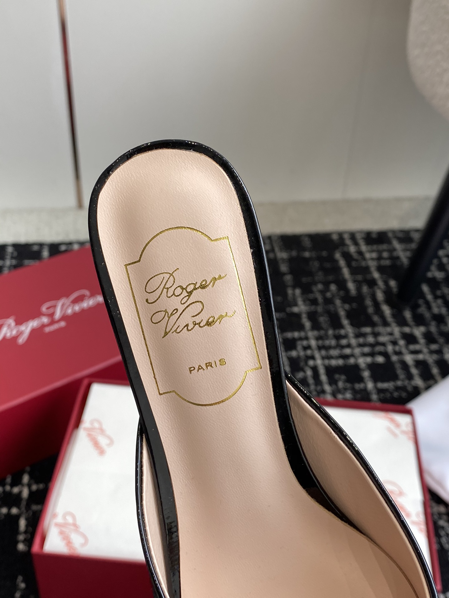 RogerVivier24ss春夏新款粗跟方头拖鞋一眼爱上无法自拔气质凉鞋简直是百搭黑科技好穿墙推！非常