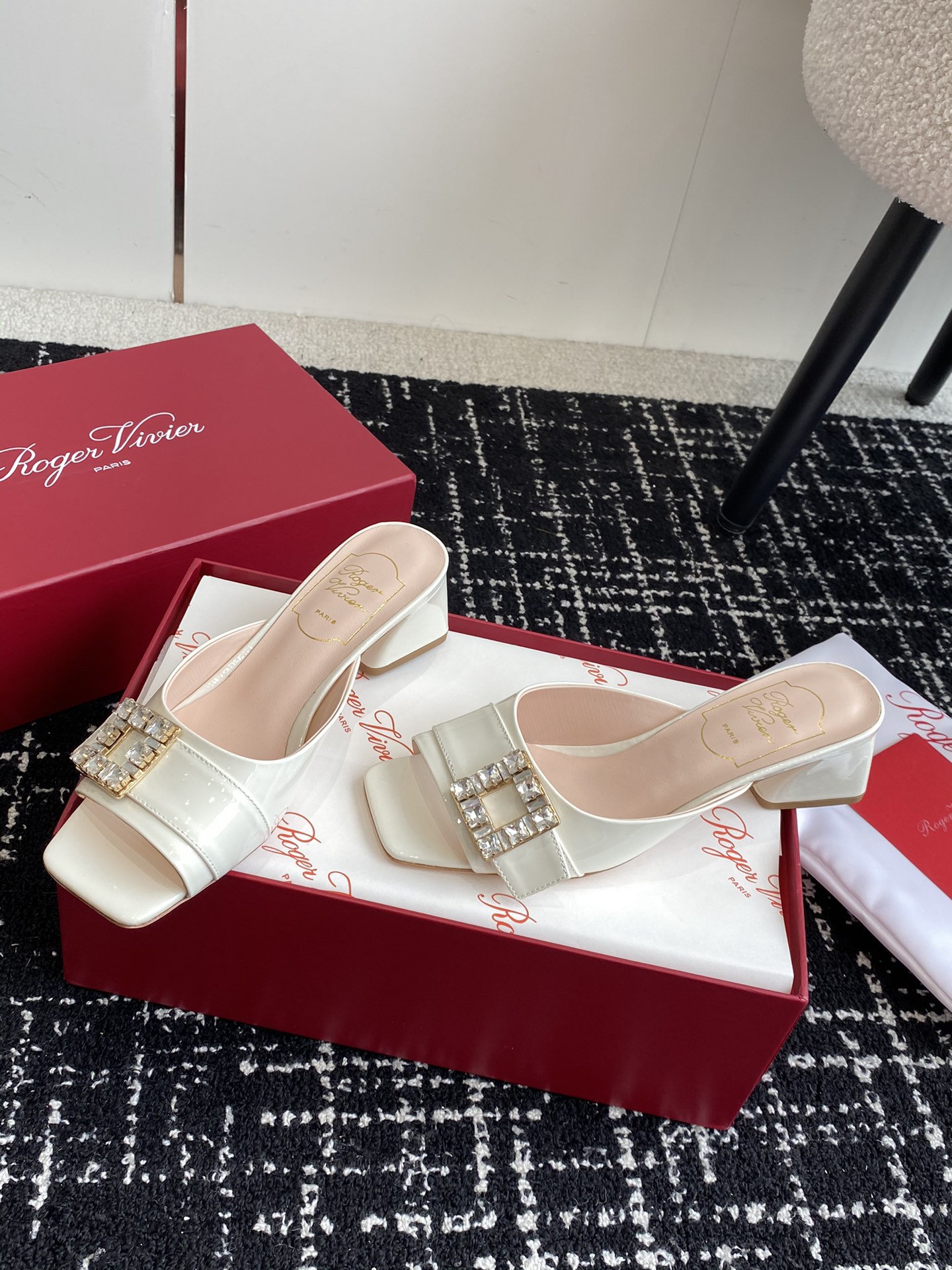 RogerVivier24ss春夏新款粗跟方头拖鞋一眼爱上无法自拔气质凉鞋简直是百搭黑科技好穿墙推！非常