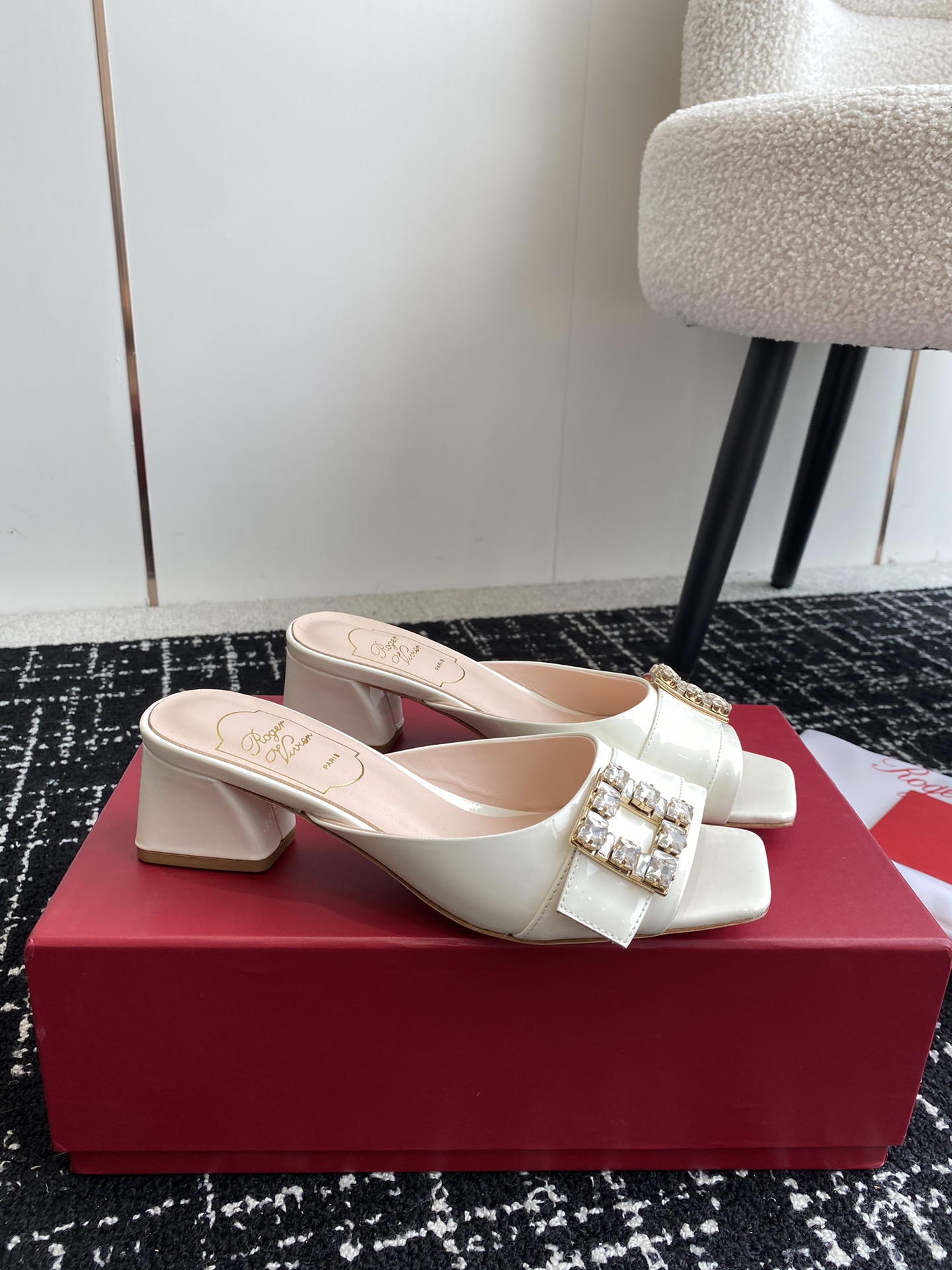 RogerVivier24ss春夏新款粗跟方头拖鞋一眼爱上无法自拔气质凉鞋简直是百搭黑科技好穿墙推！非常