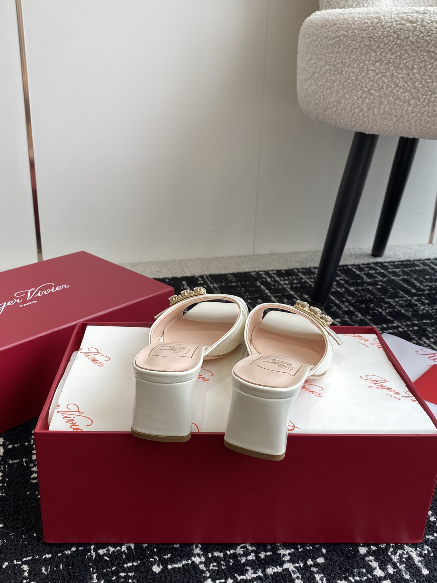 RogerVivier24ss春夏新款粗跟方头拖鞋一眼爱上无法自拔气质凉鞋简直是百搭黑科技好穿墙推！非常