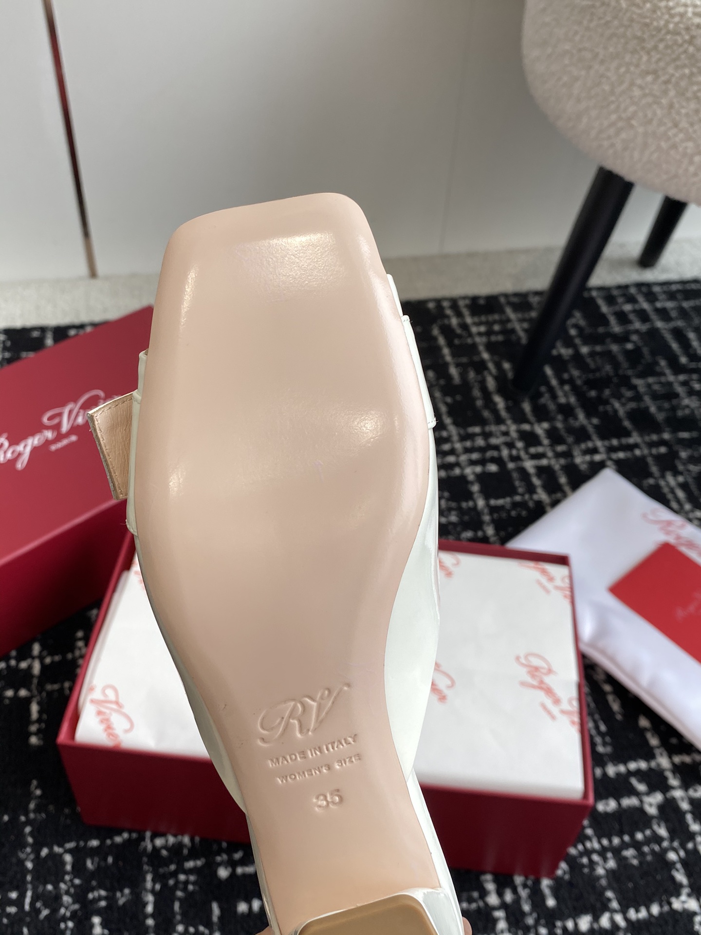 RogerVivier24ss春夏新款粗跟方头拖鞋一眼爱上无法自拔气质凉鞋简直是百搭黑科技好穿墙推！非常