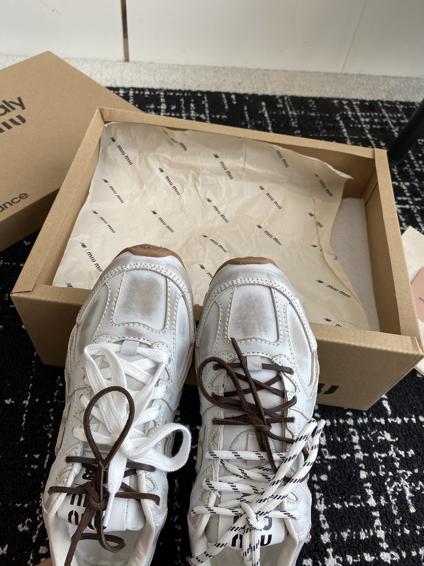 MIUMIU️NEWBALANCE530缪缪纽巴伦联名ss24春夏系列复古运动鞋网上已经吹爆了这个款！超